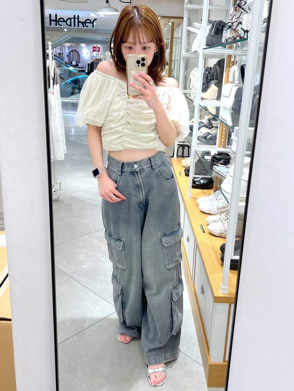 ブルー系のデニムパンツ、イエロー系のTシャツ/カットソーを着用したレディースの夏コーディネートの2枚目の写真