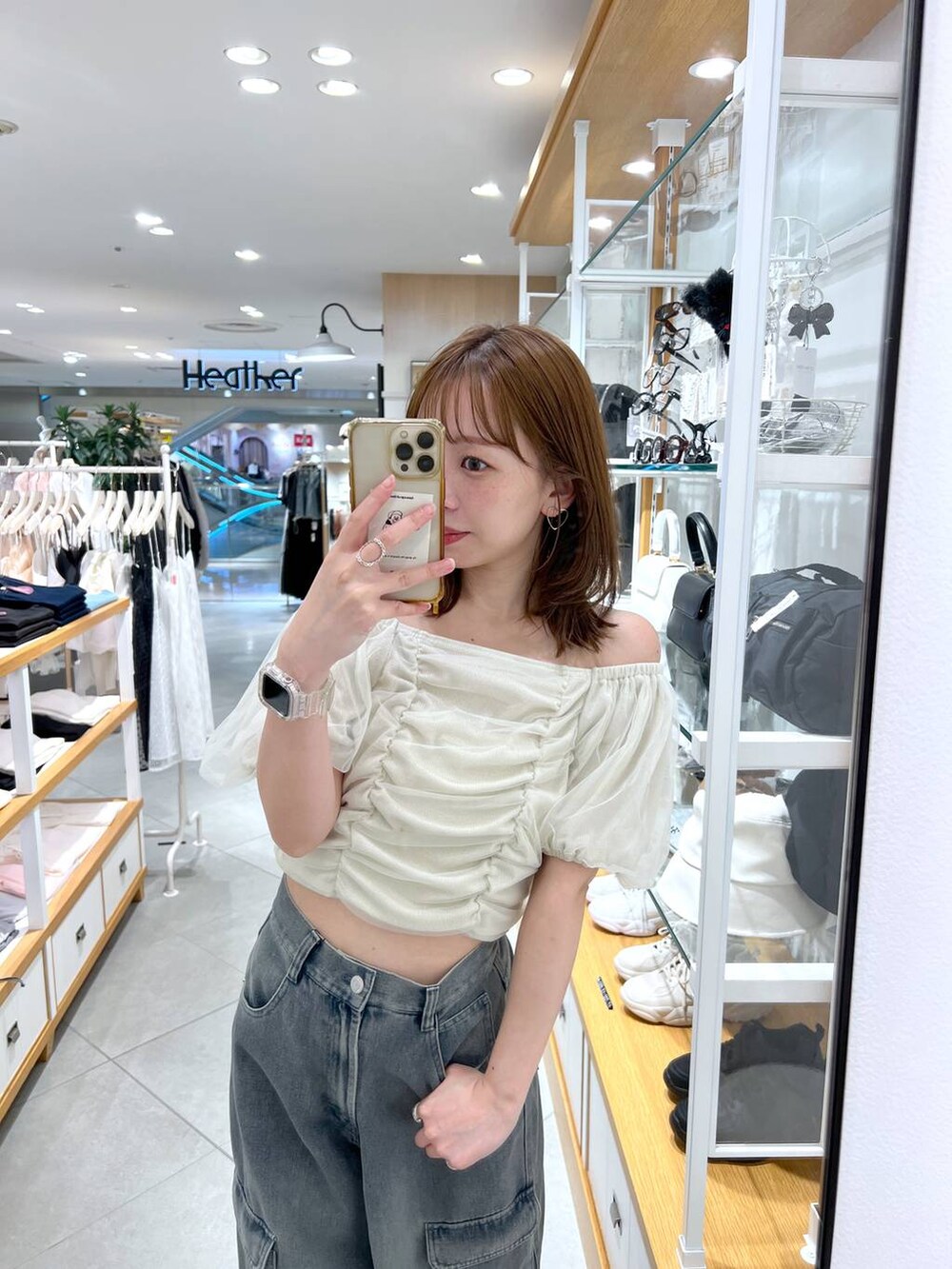 ブルー系のデニムパンツ、イエロー系のTシャツ/カットソーを着用したレディースの夏コーディネートの3枚目の写真