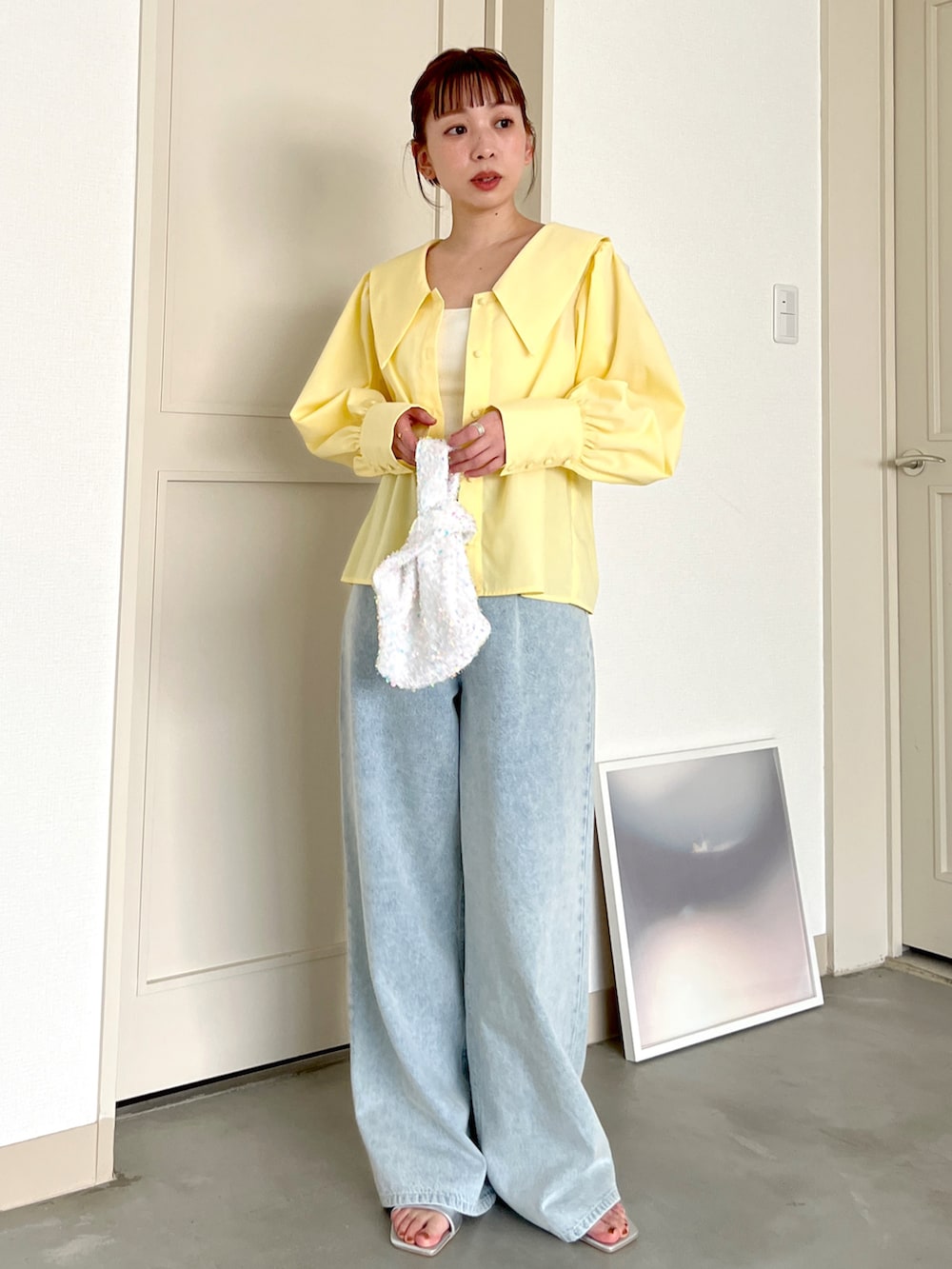 「Heather、へザー、春服デビュー宣言、デニム、春コーデ、シャツスタイル、デニムパンツ、イエロー、春服、春カラー、ゆるコーデ、カラーコーデ」｜「Heatherのハイウエストデニムワイドパンツ　184434（デニムパンツ、ブルー系）」を使った、みさっきーさん（レディース・154cm）の春コーディネートの2枚目の写真