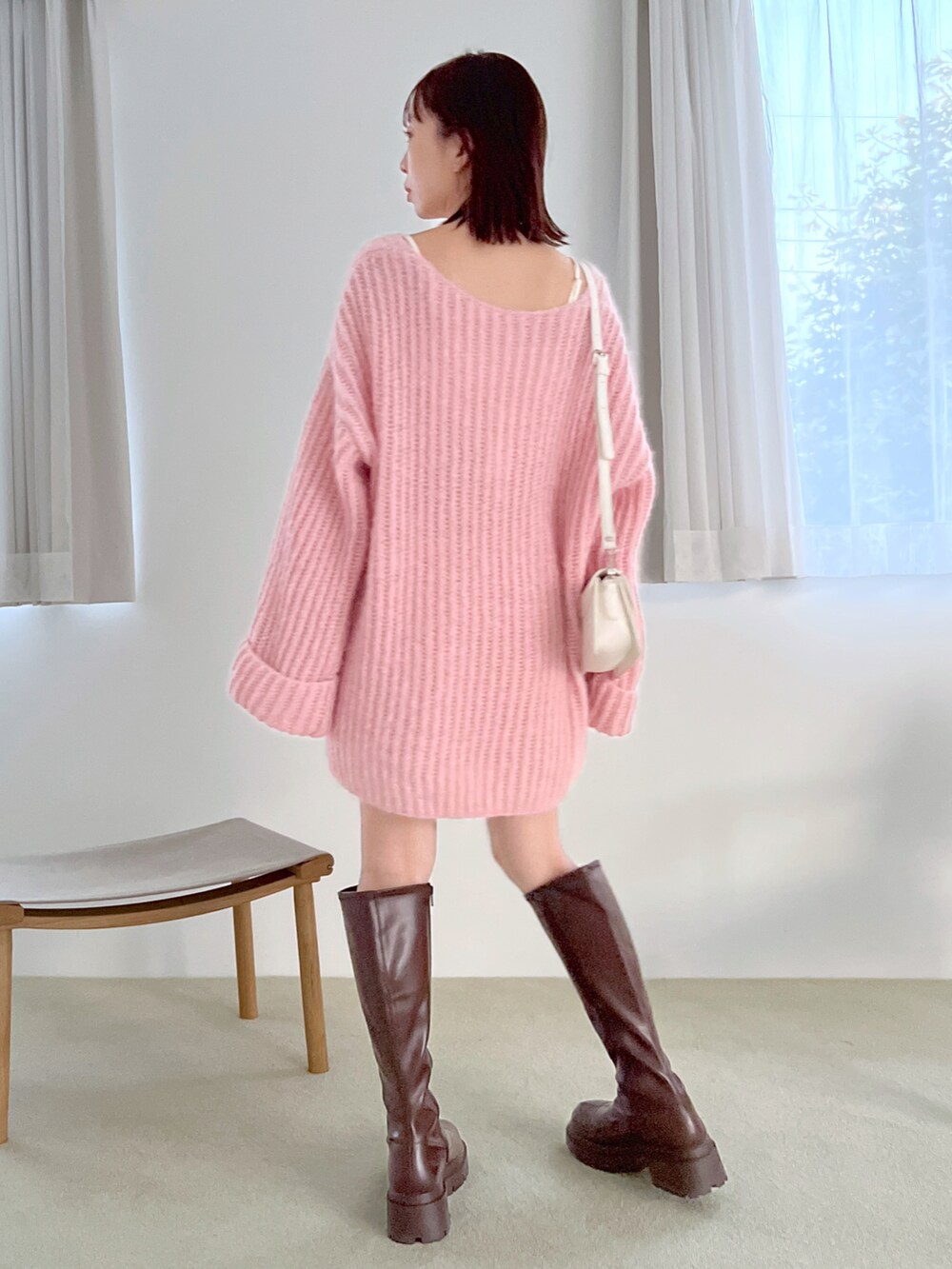 「Heather、へザー、低身長、低身長コーデ、チュニックワンピ、ニットワンピース、ロングブーツ、休日コーデ、冬コーデ、デート、ボリューム袖、ピンクニット」｜「Heatherのインヒールストレッチロングブーツ　229820（ブーツ、ブラウン系）」を使った、みさっきーさん（レディース・154cm）の冬コーディネートの2枚目の写真