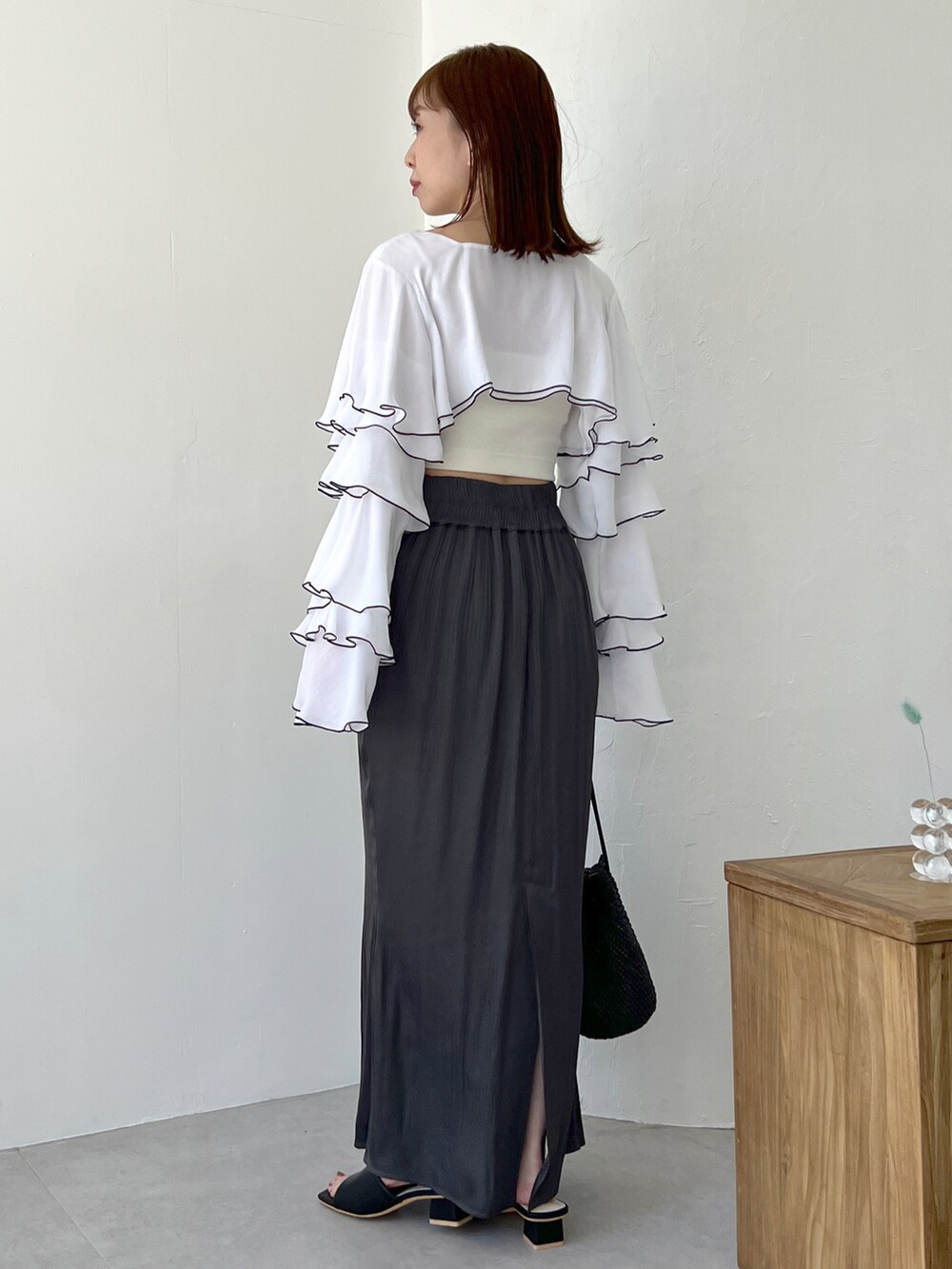 「へザー、Heather、マーメイドスカート、ロングスカート、フリルトップス、フリルブラウス、キャミソール、休日コーデ、春服デビュー宣言、シンプルスタイル、キレイめコーデ、デート、ミュール、おでかけコーデ」｜「Heatherのカラーアソートミュール　182411（サンダル、ブラック系）」を使った、みさっきーさん（レディース・154cm）の春コーディネートの2枚目の写真
