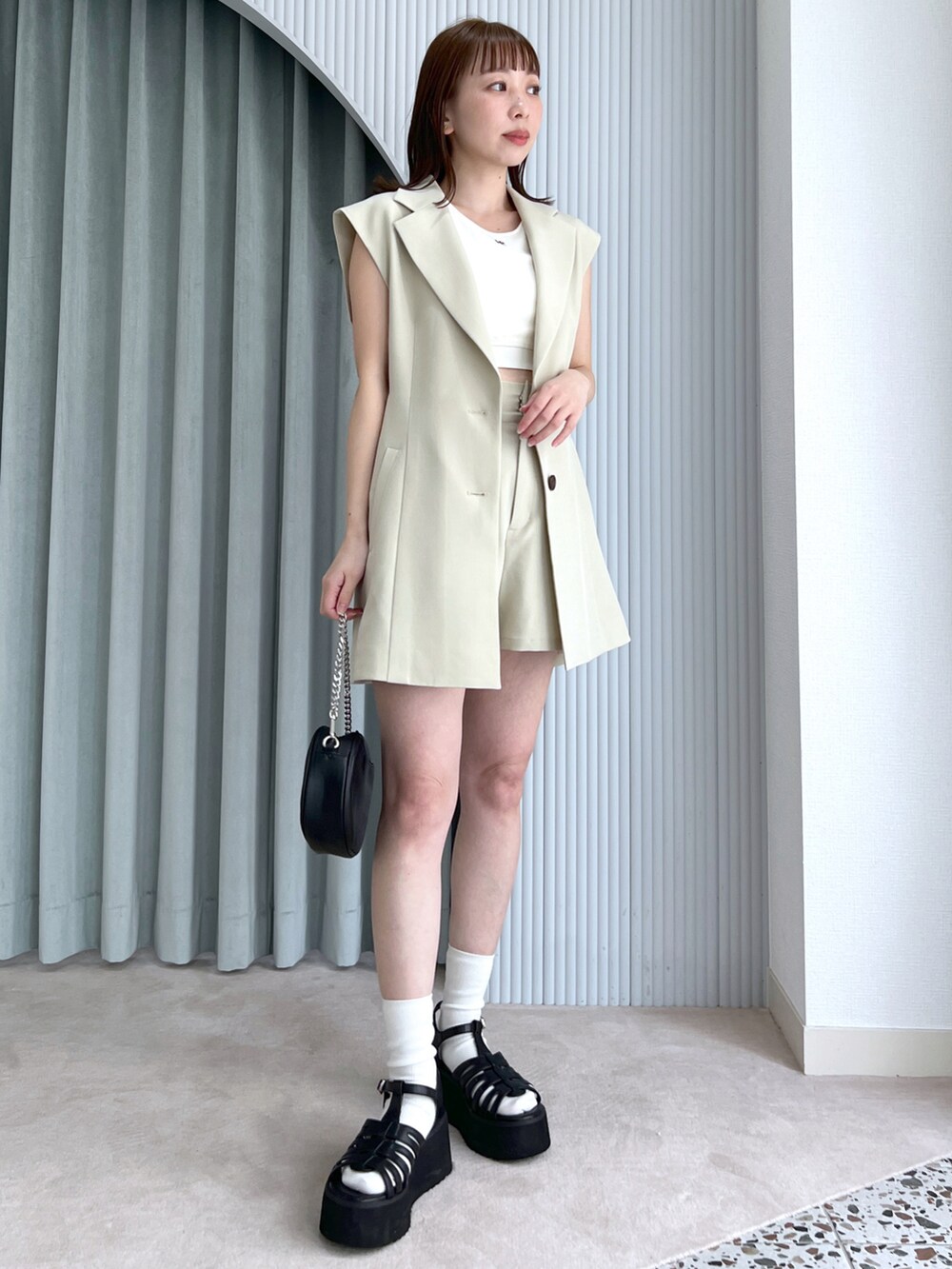 「Heather、へザー、低身長、セットアップ、ベスト、春服デビュー宣言、春コーデ、シンプルコーデ、タンクトップ、グルカサンダル、サンダル、低身長女子、セットアップスタイル」｜「Heatherのボリュームソールグルカサンダル　182405（サンダル、ブラック系）」を使った、みさっきーさん（レディース・154cm）の春コーディネートの2枚目の写真