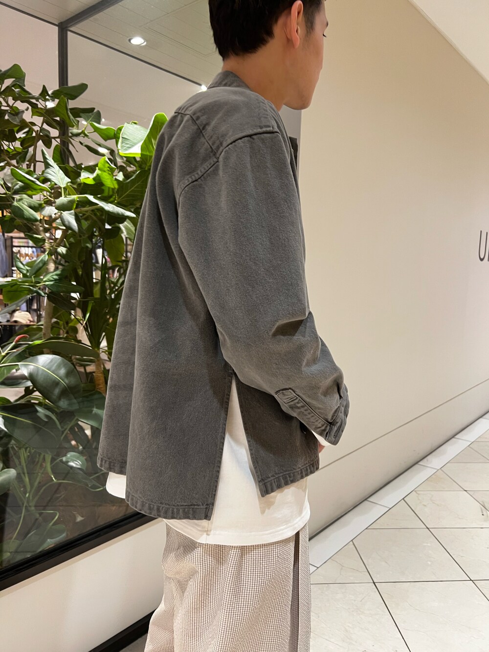 グレー系のジャケット/アウター、ホワイト系のTシャツ/カットソー、ベージュ系のパンツを着用したメンズの春コーディネートの4枚目の写真