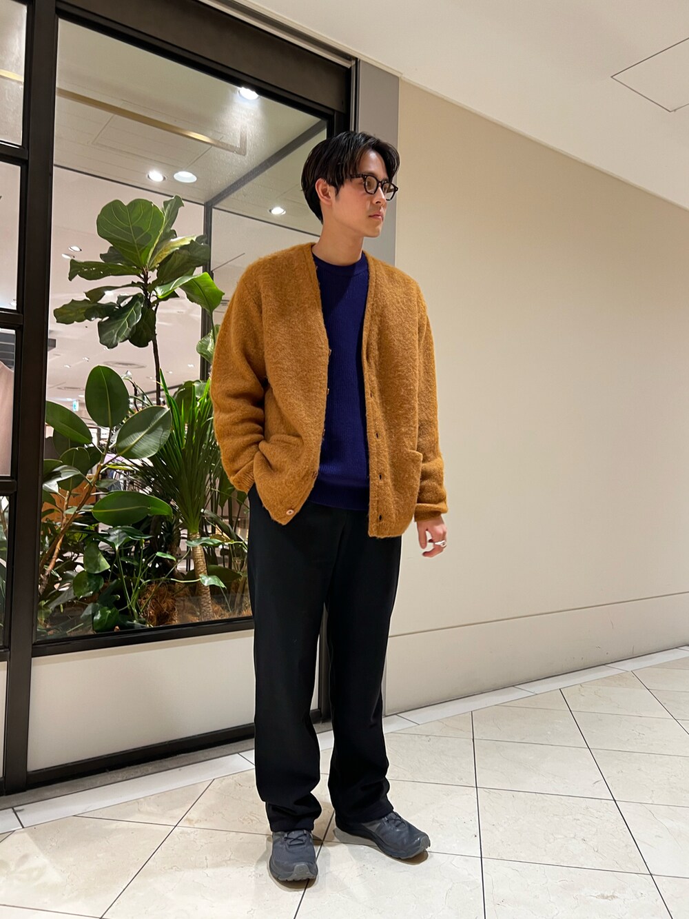 「リラックススタイル、休日スタイル、オトナカジュアル、スウェット、スウェットパンツ、カーディガン、冬コーデ、スニーカー、モヘアカーディガン」｜「LOS ANGELES APPARELのアイテム（スウェットパンツ、ブラック系）」を使った、カネミツさん（メンズ・181cm）の冬コーディネートの2枚目の写真