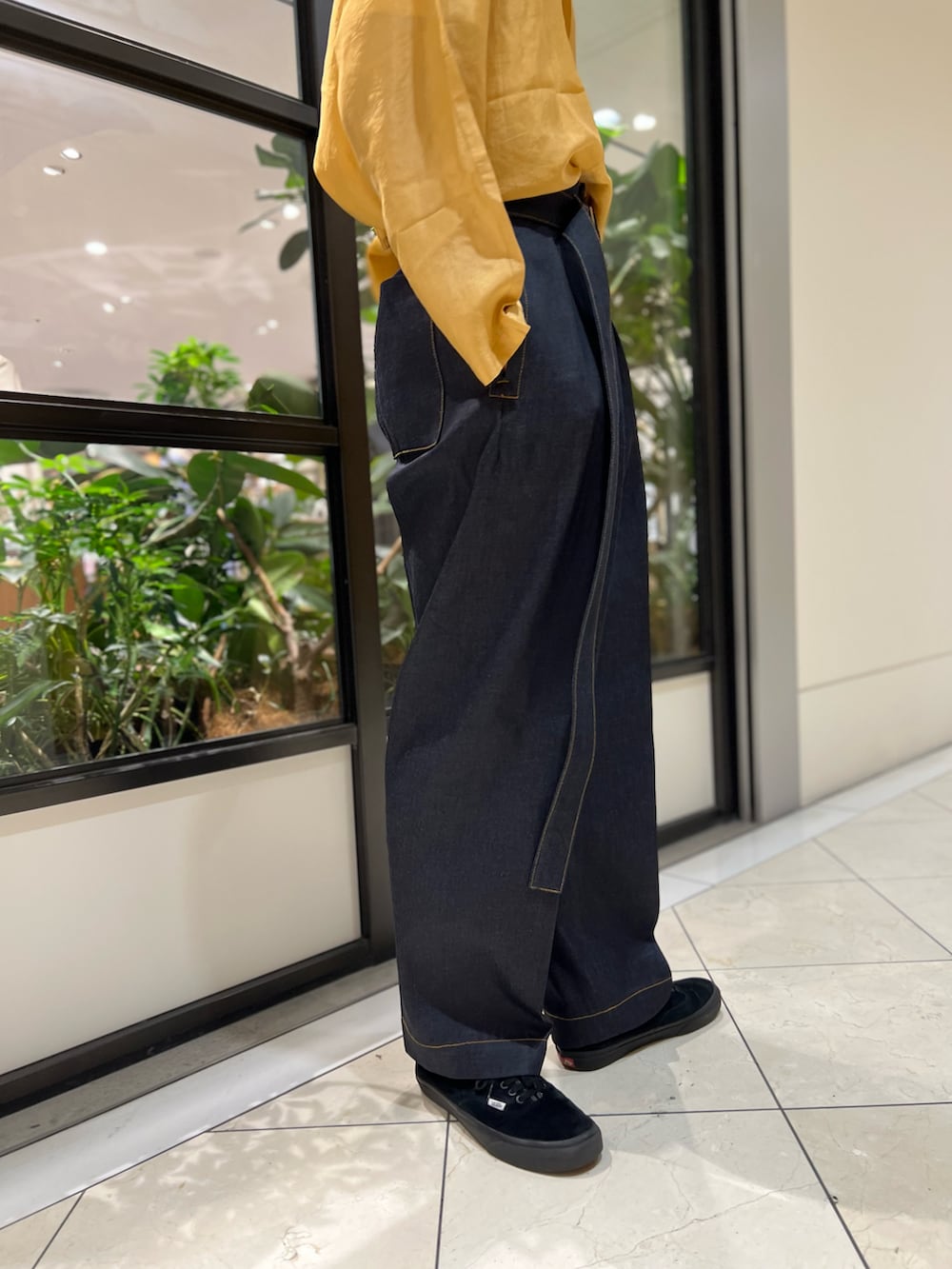 ブラウン系のシャツ/ブラウス、ブルー系のデニムパンツ、ブラック系のサングラスを着用したメンズの春コーディネートの4枚目の写真