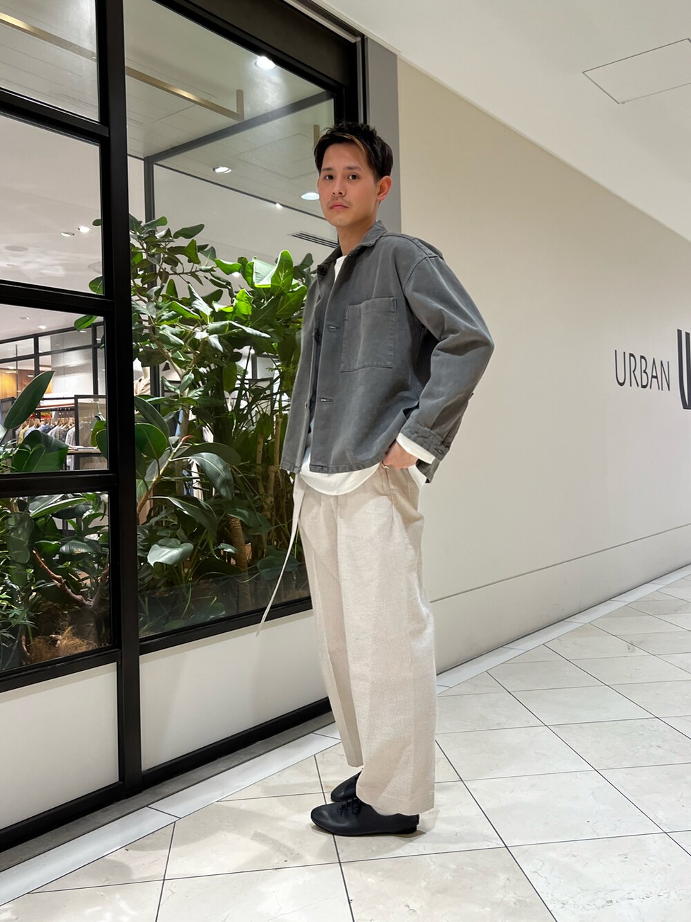 グレー系のジャケット/アウター、ホワイト系のTシャツ/カットソー、ベージュ系のパンツを着用したメンズの春コーディネートの2枚目の写真