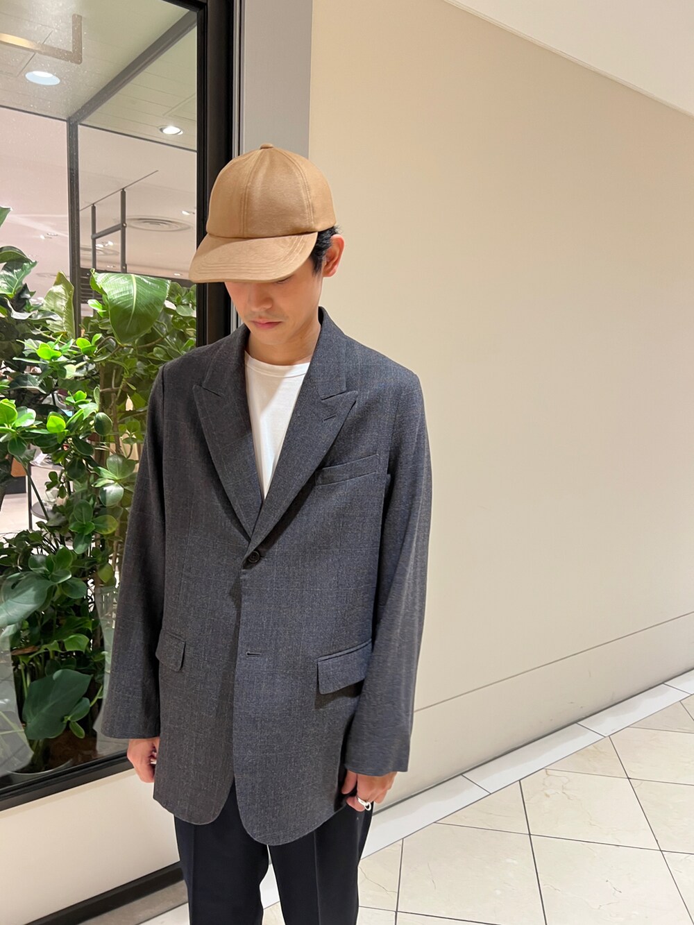 ブルー系のパンツ、その他のその他アウター、ブラウン系のスニーカーを着用したメンズの冬コーディネートの3枚目の写真