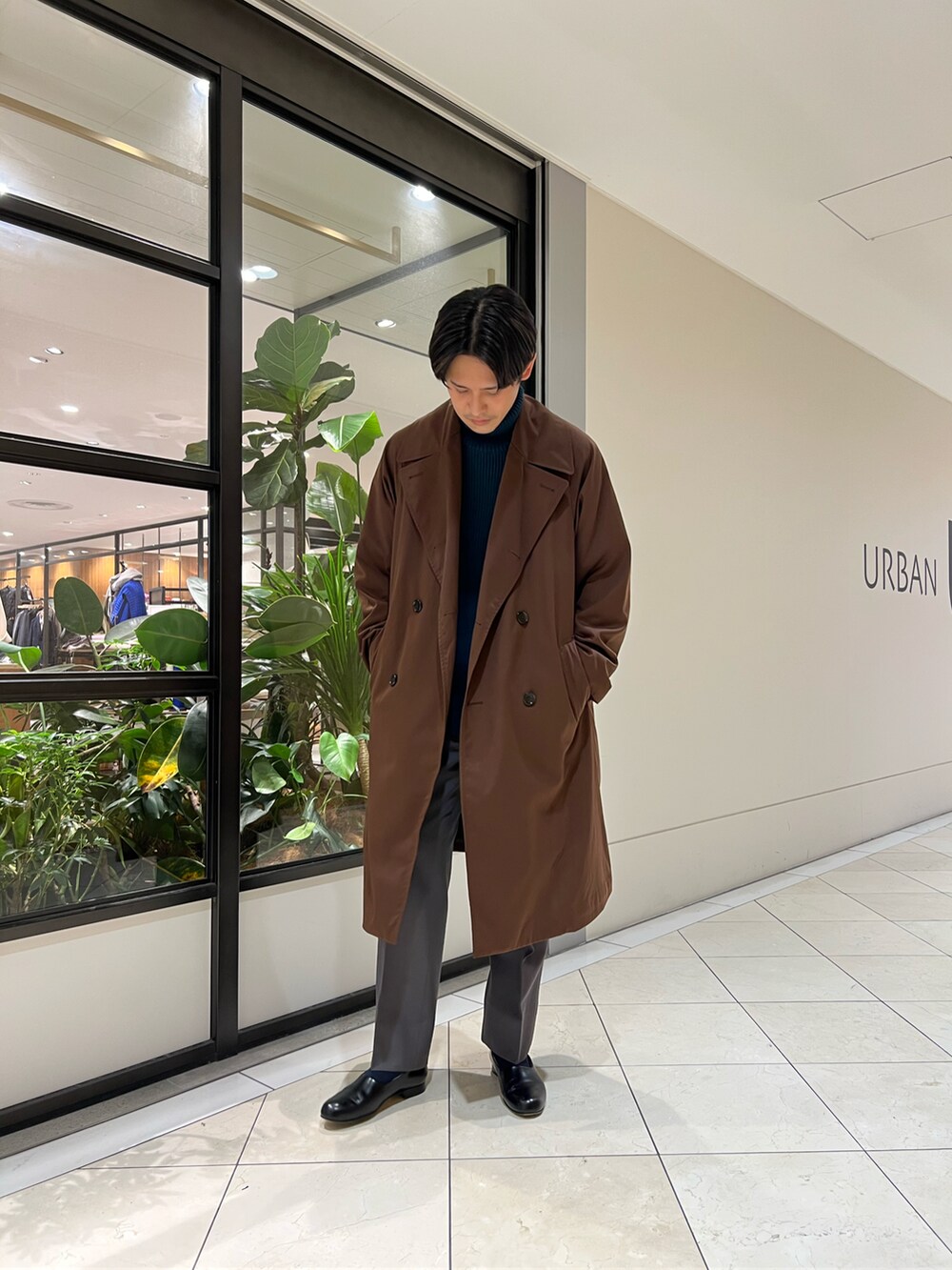 「コート、アウター、トレンチコート、スラックス、冬コーデ、タートルネック、ワイドパンツ、キレイめ、ブラウン」｜「LEMAIREのアイテム（スラックス、グレー系）」を使った、カネミツさん（メンズ・181cm）の秋コーディネートの2枚目の写真