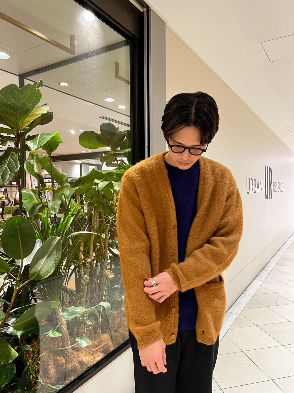 「リラックススタイル、休日スタイル、オトナカジュアル、スウェット、スウェットパンツ、カーディガン、冬コーデ、スニーカー、モヘアカーディガン」｜「LOS ANGELES APPARELのアイテム（スウェットパンツ、ブラック系）」を使った、カネミツさん（メンズ・181cm）の冬コーディネートの3枚目の写真