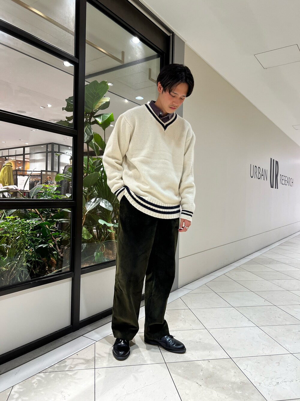 「クリスマスに着たい服、休日スタイル、シンプル、冬、きれいめカジュアル、キレイめ、ニット、ワイドパンツ、コーデュロイ、レイヤードスタイル」｜「URBAN RESEARCHのメリノウールチルデンニット（ニット/セーター、ホワイト系）」を使った、カネミツさん（メンズ・181cm）の冬コーディネートの2枚目の写真