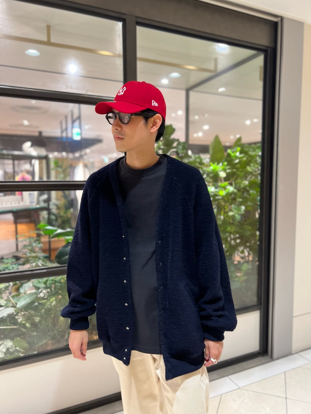 「オトナカジュアル、ビッグシルエット、スニーカーコーデ、秋コーデ、デニムパンツ、ワイドパンツ、シンプルコーデ、冬コーデ、ワイドデニム、キャップ、カーディガン」｜「NEW ERAのアイテム（キャップ、レッド系）」を使った、カネミツさん（メンズ・181cm）の秋コーディネートの3枚目の写真
