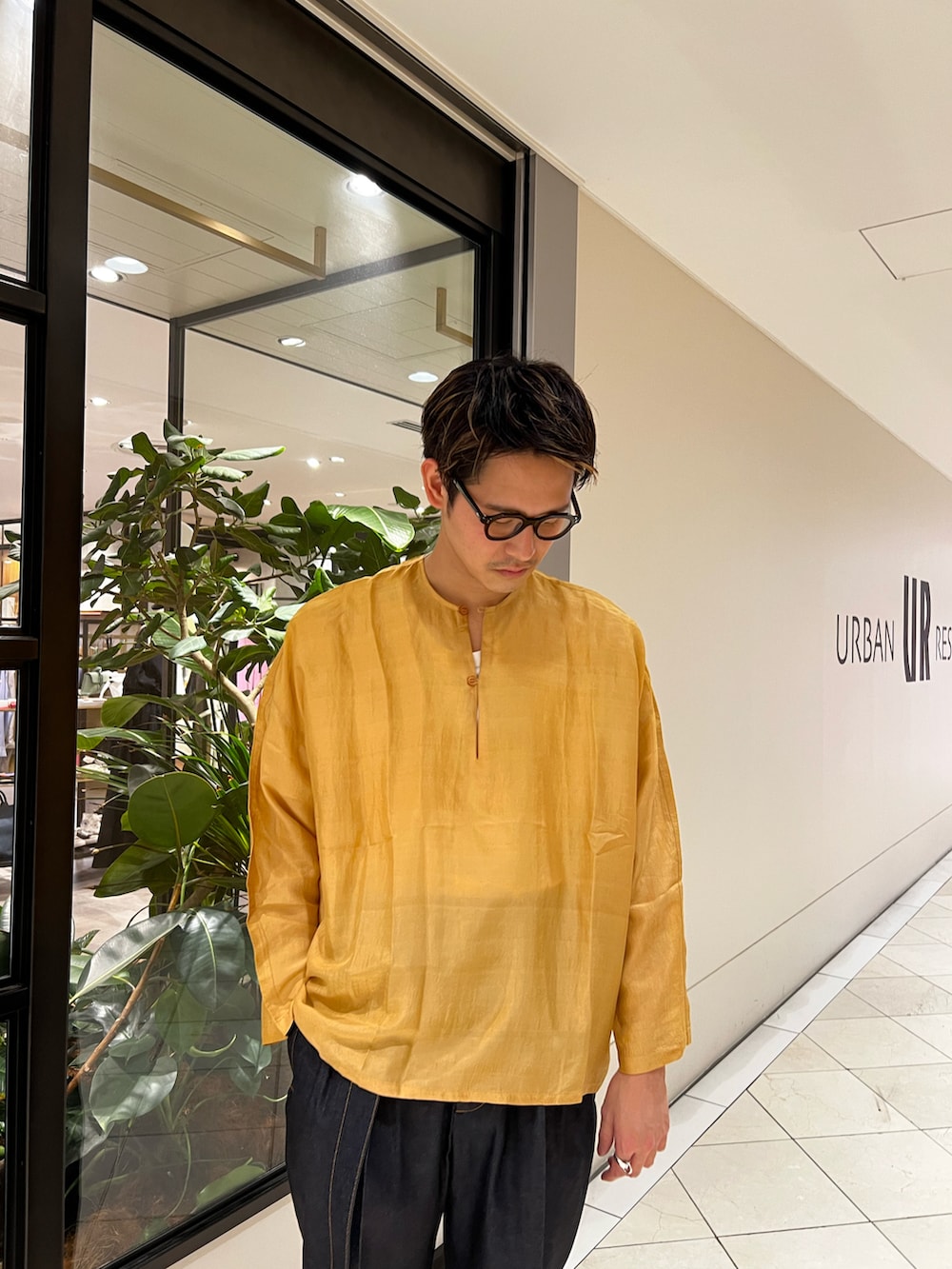 ブラウン系のシャツ/ブラウス、ブルー系のデニムパンツ、ブラック系のサングラスを着用したメンズの春コーディネートの3枚目の写真