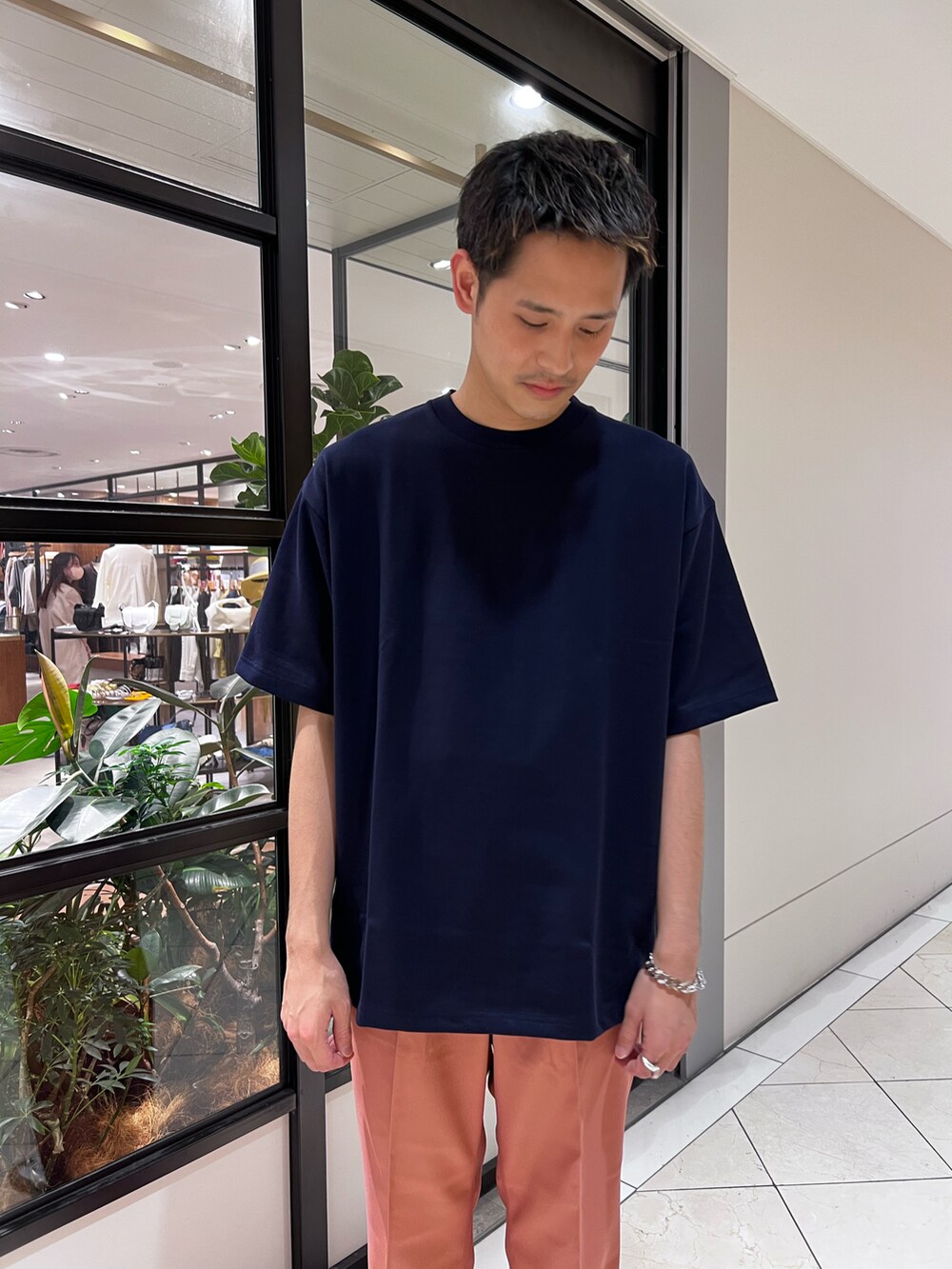 ブルー系のTシャツ/カットソー、ピンク系のその他パンツ、シルバー系のブレスレットを着用したメンズの夏コーディネートの2枚目の写真