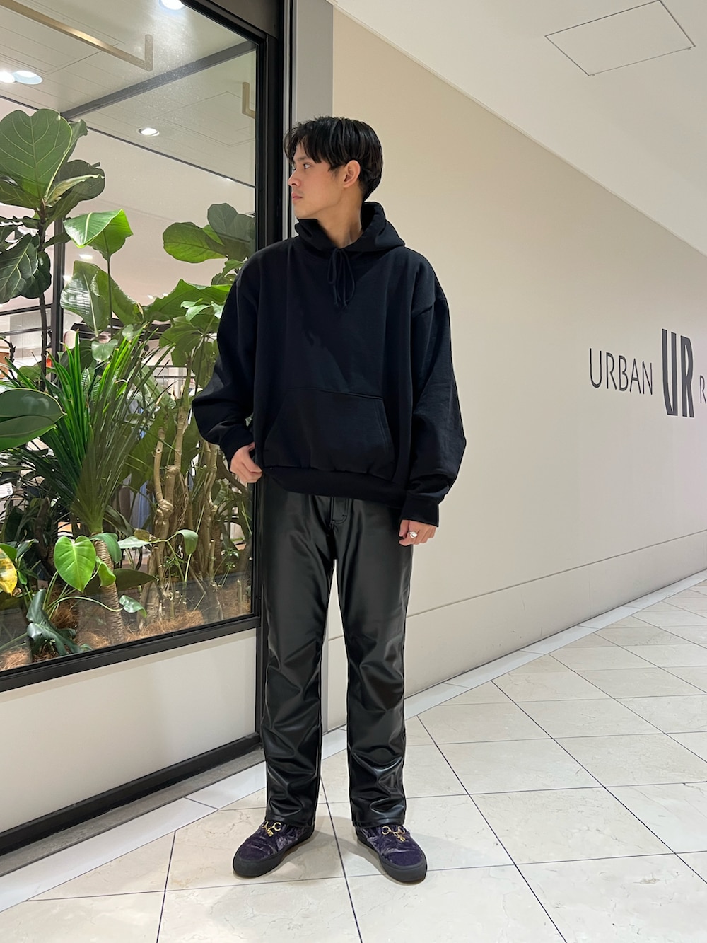 「レザー、ブラック、ワントーンコーデ、ブラックコーデ、冬コーデ、大人カジュアル、大人コーデ、シンプルコーデ、カジュアルコーデ、秋コーデ、レザーパンツ」｜「URBAN RESEARCHの【別注】HAUS AM HORN×LOS ANGELS APPAREL HOODIE（パーカー、ブラック系）」を使った、カネミツさん（メンズ・181cm）の秋コーディネートの2枚目の写真