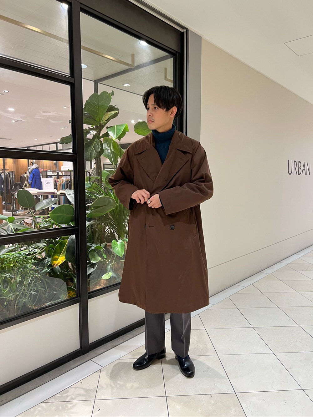 「コート、アウター、トレンチコート、スラックス、冬コーデ、タートルネック、ワイドパンツ、キレイめ、ブラウン」｜「LEMAIREのアイテム（スラックス、グレー系）」を使った、カネミツさん（メンズ・181cm）の秋コーディネートの3枚目の写真