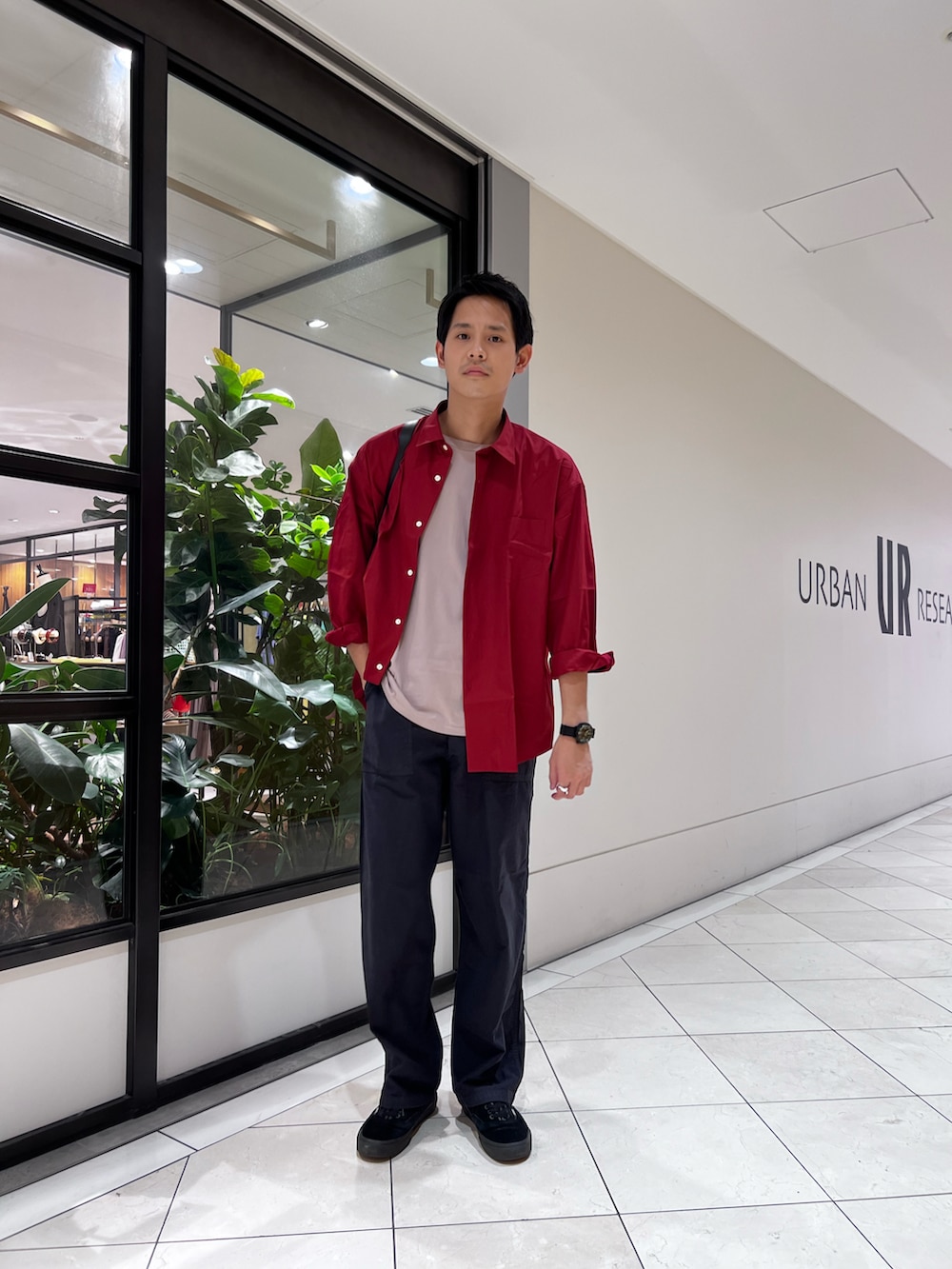 「大人カジュアル、秋のコーデ、シャツスタイル、ワイドパンツ、ミリタリー」｜「THOMAS MASONのトーマスメイソンオーバーシャツ（シャツ/ブラウス、レッド系）」を使った、カネミツさん（メンズ・181cm）の秋コーディネートの2枚目の写真