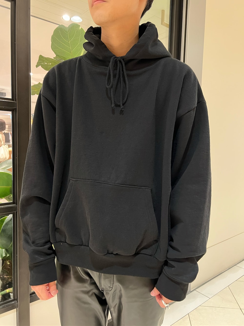「レザー、ブラック、ワントーンコーデ、ブラックコーデ、冬コーデ、大人カジュアル、大人コーデ、シンプルコーデ、カジュアルコーデ、秋コーデ、レザーパンツ」｜「URBAN RESEARCHの【別注】HAUS AM HORN×LOS ANGELS APPAREL HOODIE（パーカー、ブラック系）」を使った、カネミツさん（メンズ・181cm）の秋コーディネートの3枚目の写真