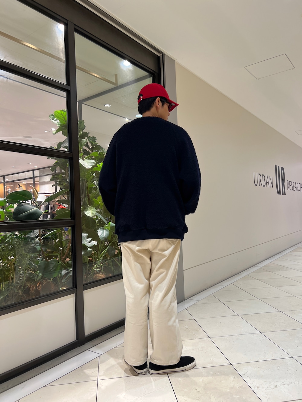 「オトナカジュアル、ビッグシルエット、スニーカーコーデ、秋コーデ、デニムパンツ、ワイドパンツ、シンプルコーデ、冬コーデ、ワイドデニム、キャップ、カーディガン」｜「NEW ERAのアイテム（キャップ、レッド系）」を使った、カネミツさん（メンズ・181cm）の秋コーディネートの2枚目の写真
