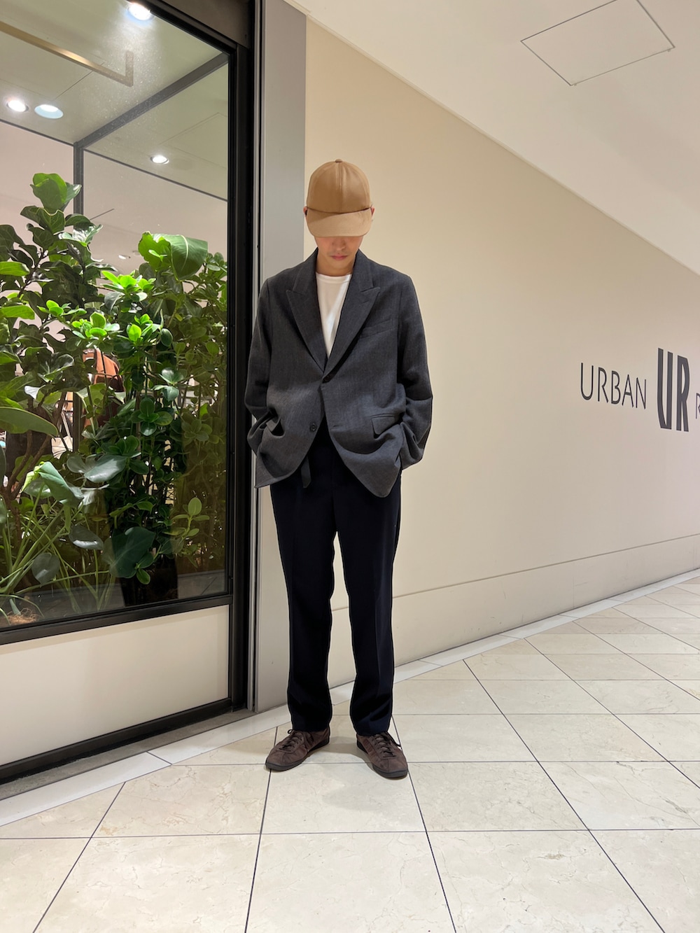 ブルー系のパンツ、その他のその他アウター、ブラウン系のスニーカーを着用したメンズの冬コーディネートの2枚目の写真