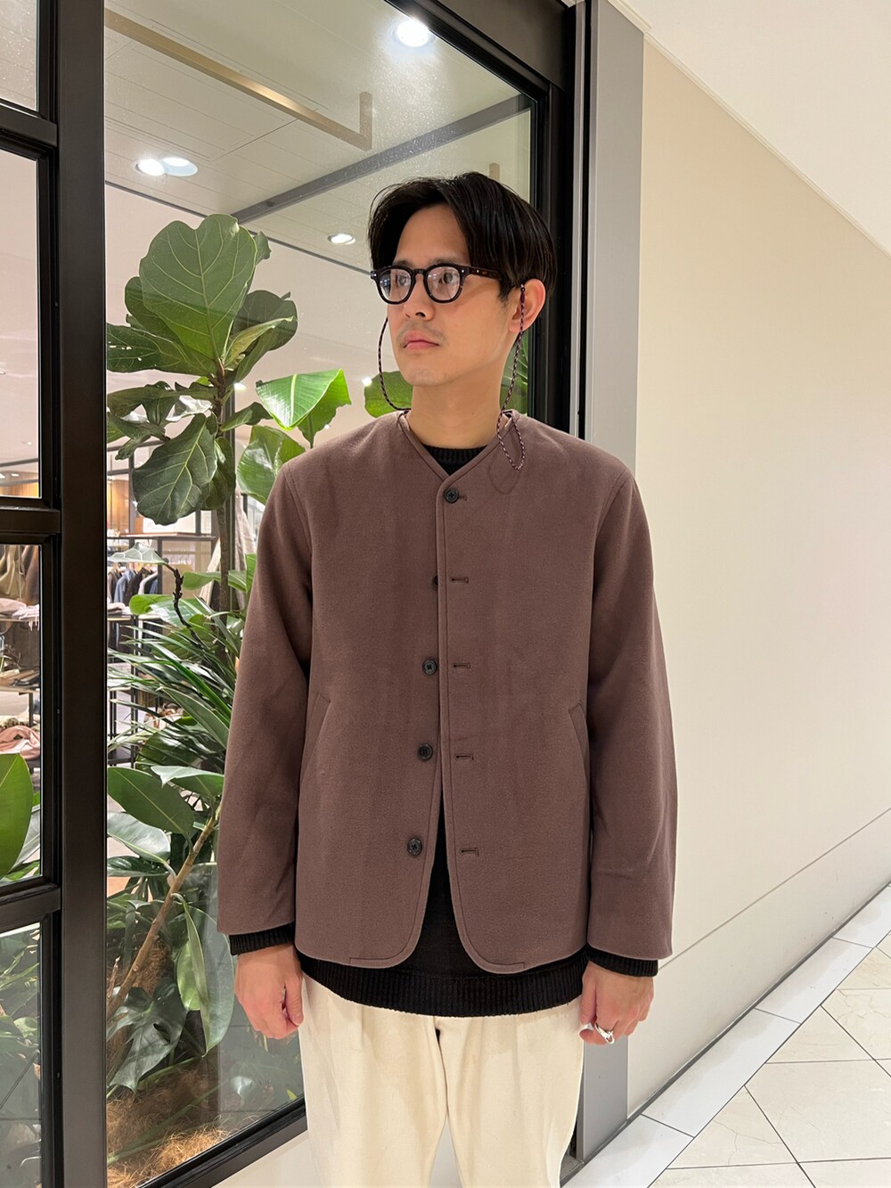 「秋コーデ、休日スタイル、スニーカー、オトナカジュアル、ワイドパンツ、カジュアル、メガネ男子、白パンツ」｜「URBAN RESEARCHのUR TECH 起毛ノーカラーブルゾン（ブルゾン、ブラウン系）」を使った、カネミツさん（メンズ・181cm）の秋コーディネートの2枚目の写真