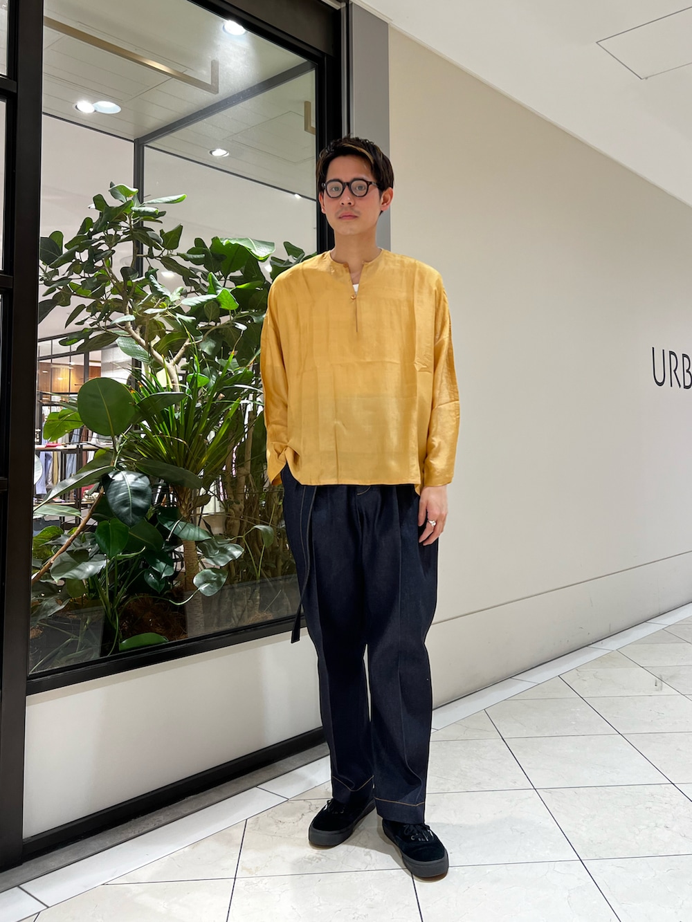 ブラウン系のシャツ/ブラウス、ブルー系のデニムパンツ、ブラック系のサングラスを着用したメンズの春コーディネートの2枚目の写真