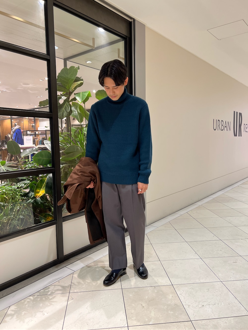 「コート、アウター、トレンチコート、スラックス、冬コーデ、タートルネック、ワイドパンツ、キレイめ、ブラウン」｜「LEMAIREのアイテム（スラックス、グレー系）」を使った、カネミツさん（メンズ・181cm）の秋コーディネートの4枚目の写真