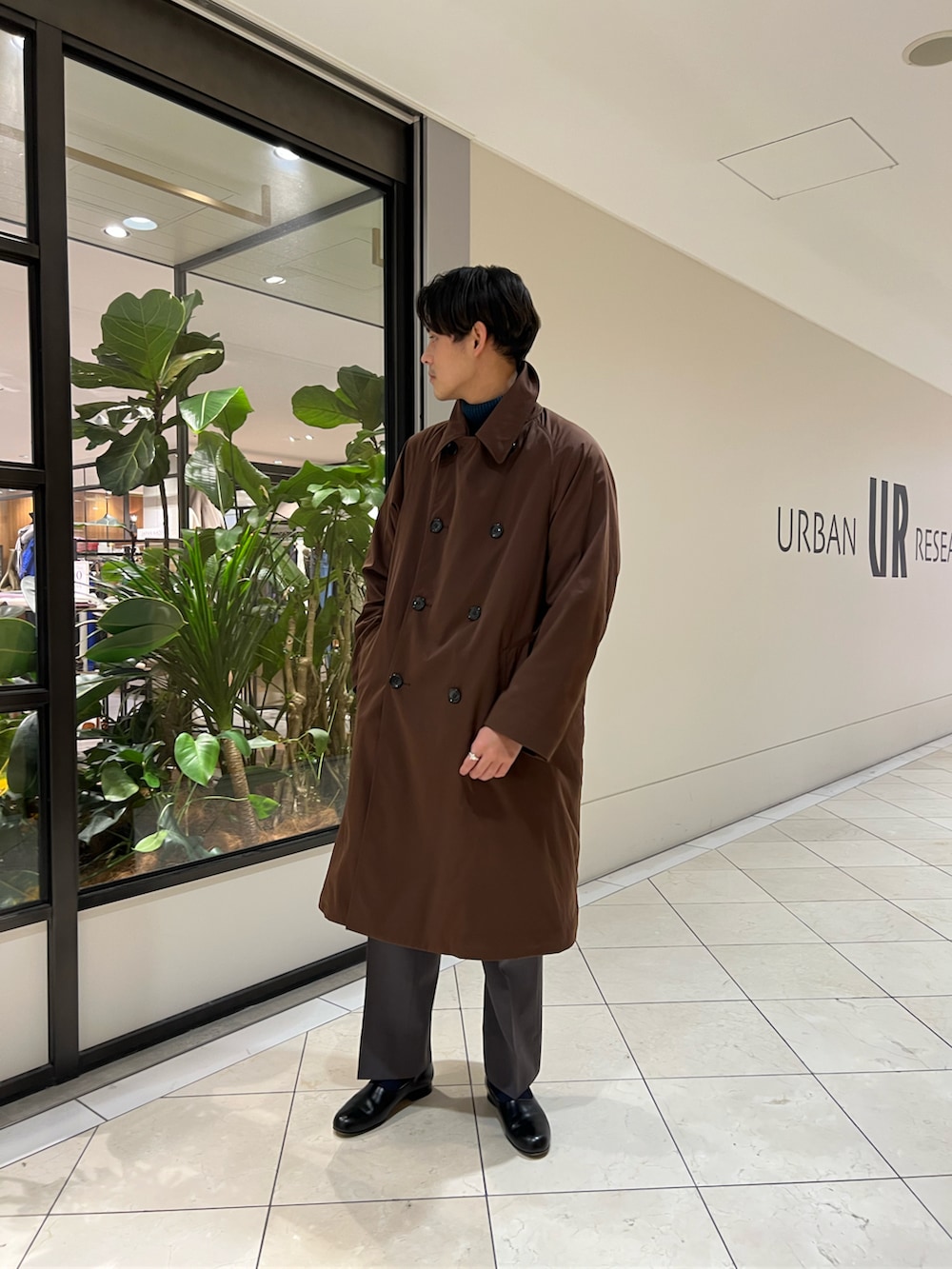 「コート、アウター、トレンチコート、スラックス、冬コーデ、タートルネック、ワイドパンツ、キレイめ、ブラウン」｜「LEMAIREのアイテム（スラックス、グレー系）」を使った、カネミツさん（メンズ・181cm）の秋コーディネートの5枚目の写真