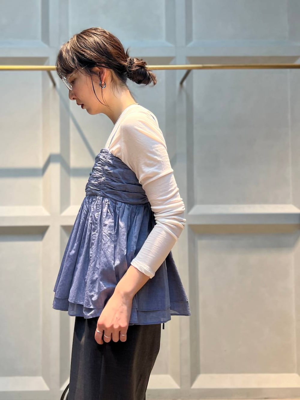 ホワイト系のTシャツ/カットソー、グレー系のその他パンツ、ブルー系のキャミソールを着用したレディースの春コーディネートの6枚目の写真