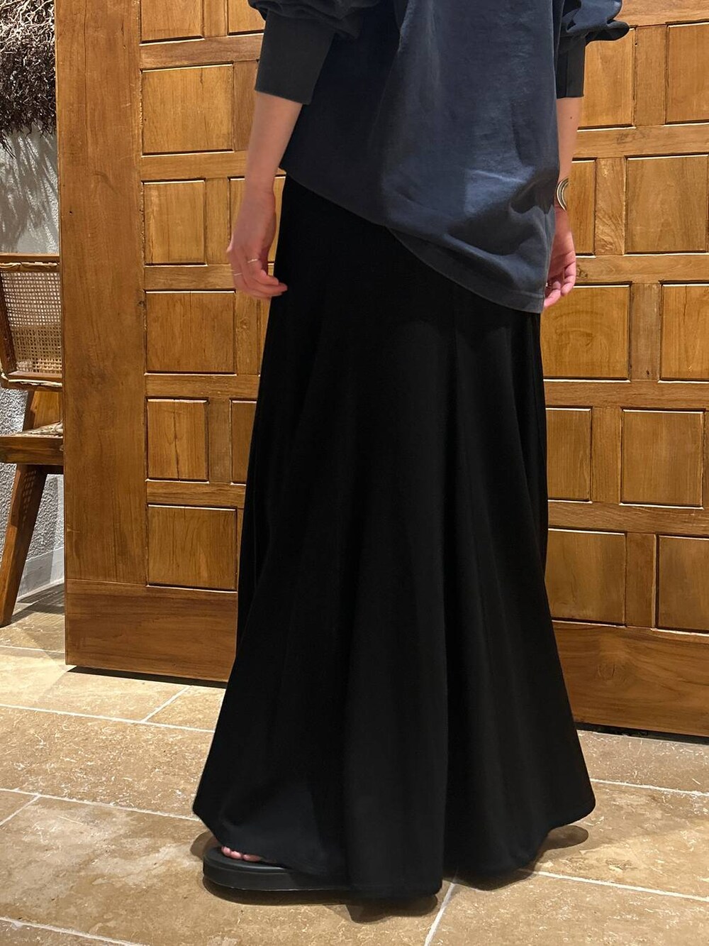 ブラック系のスカート、ブルー系のシャツ/ブラウス、ゴールド系のチョーカーを着用したレディースの春コーディネートの8枚目の写真