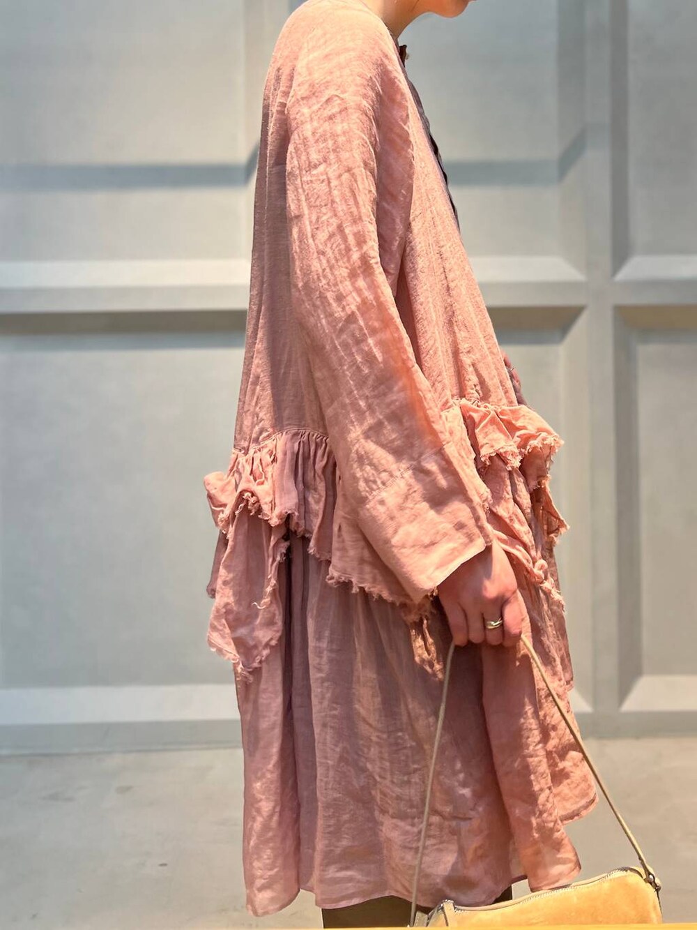 イエロー系のその他パンツ、ピンク系のシャツ/ブラウスを着用したレディースの春コーディネートの6枚目の写真