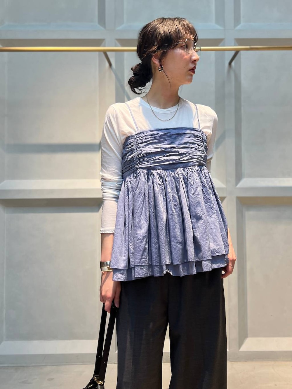 ホワイト系のTシャツ/カットソー、グレー系のその他パンツ、ブルー系のキャミソールを着用したレディースの春コーディネートの5枚目の写真