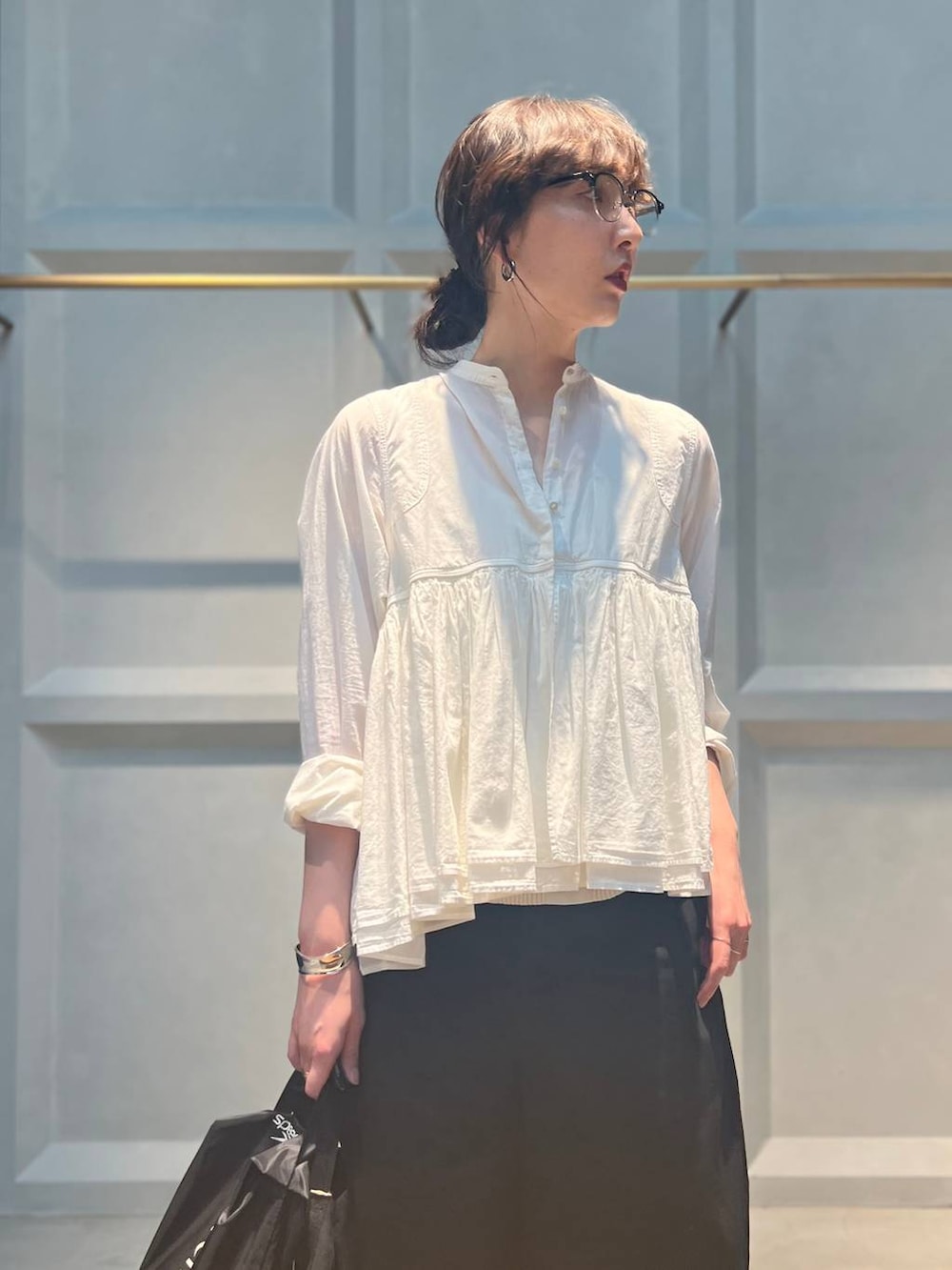 ブラック系のトートバッグ、ホワイト系のシャツ/ブラウス、ブラック系のその他パンツを着用したレディースの春コーディネートの5枚目の写真