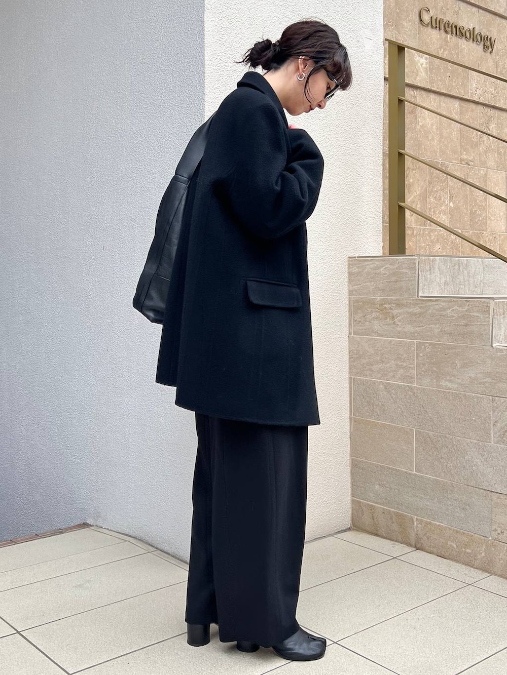 ブラック系のその他パンツ、ホワイト系のTシャツ/カットソー、グレー系のニット/セーターを着用したレディースの秋コーディネートの3枚目の写真