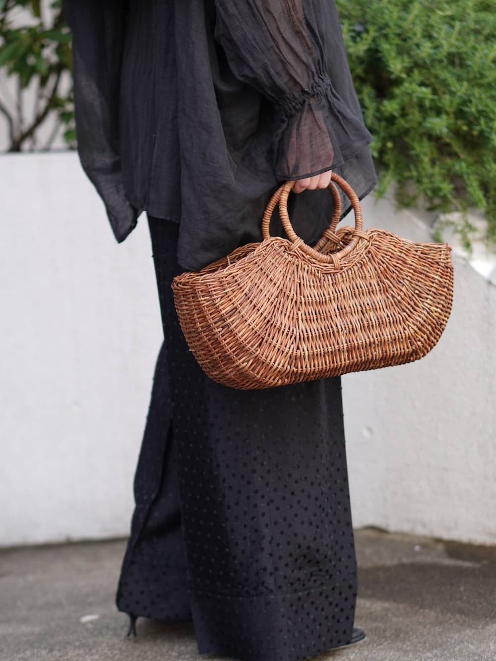 ブラック系のタンクトップ、ブラック系のその他パンツ、ブラック系のシャツ/ブラウスを着用したレディースの春コーディネートの8枚目の写真