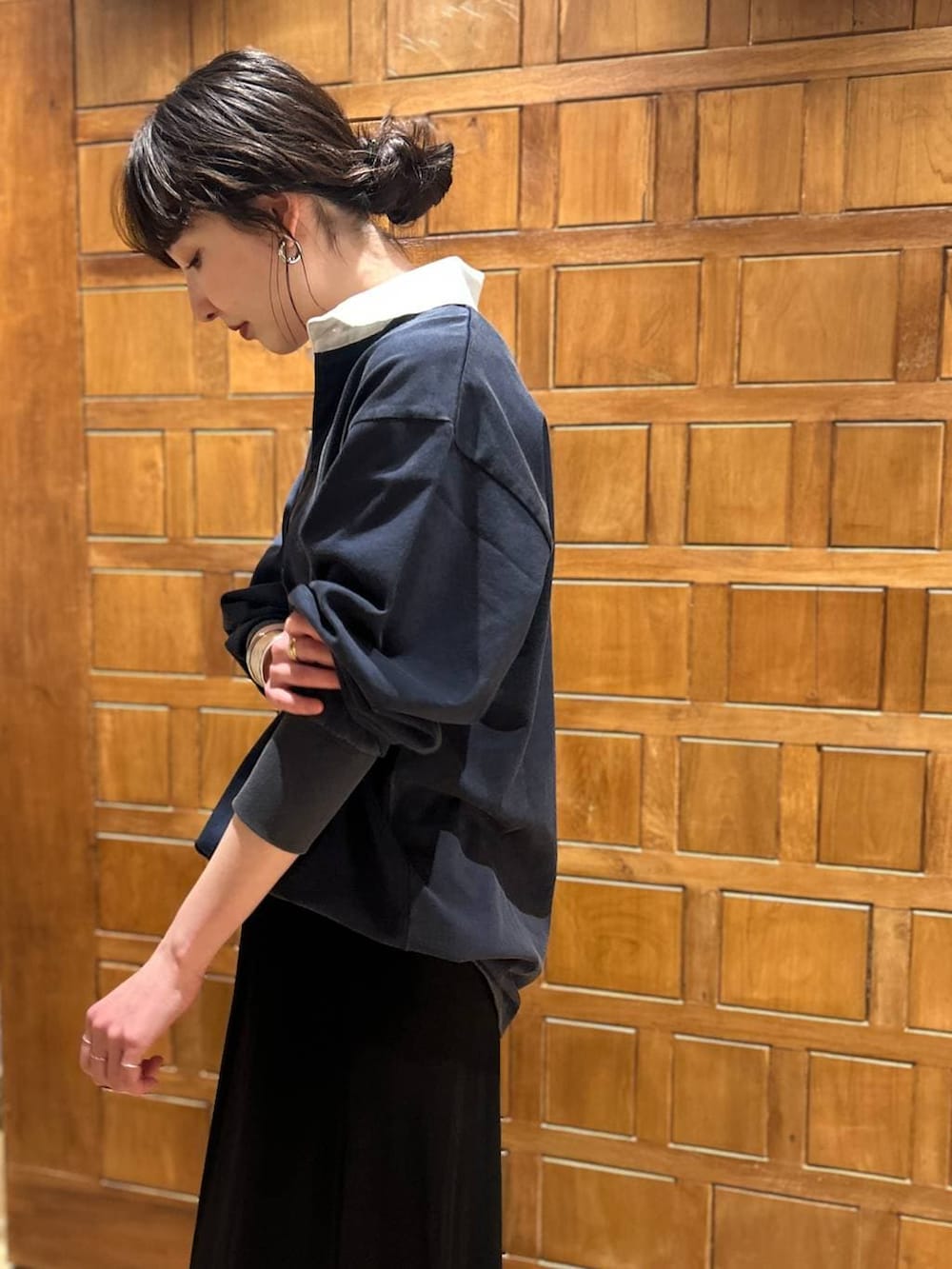 ブラック系のスカート、ブルー系のシャツ/ブラウス、ゴールド系のチョーカーを着用したレディースの春コーディネートの5枚目の写真