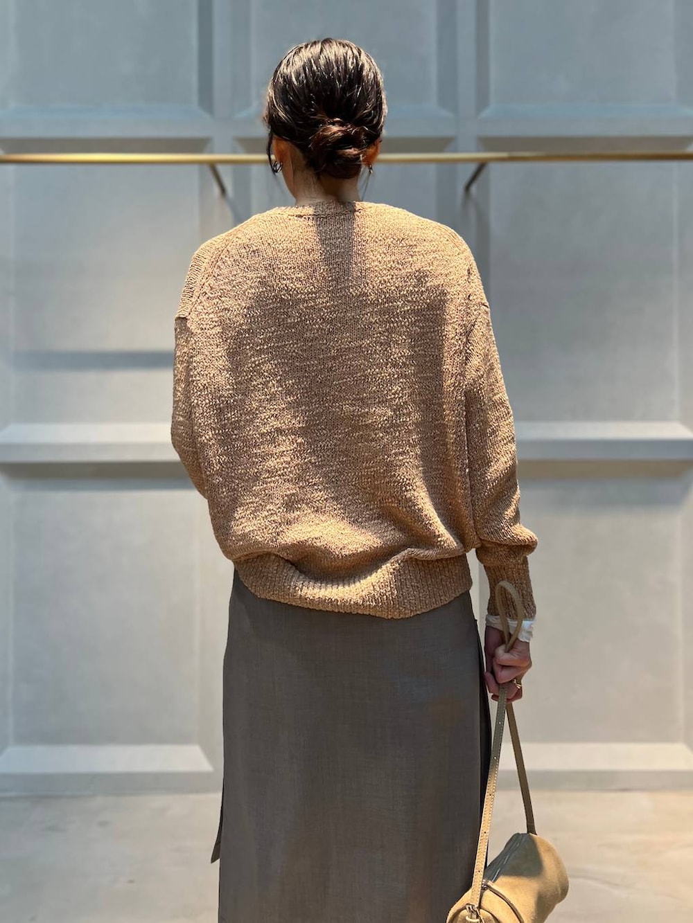 ホワイト系のTシャツ/カットソー、グレー系のその他パンツ、ベージュ系のニット/セーターを着用したレディースの春コーディネートの6枚目の写真