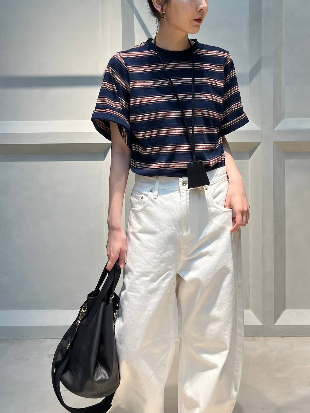 ホワイト系のデニムパンツ、ブルー系のTシャツ/カットソー、ブラック系のショルダーバッグを着用したレディースの夏コーディネートの4枚目の写真