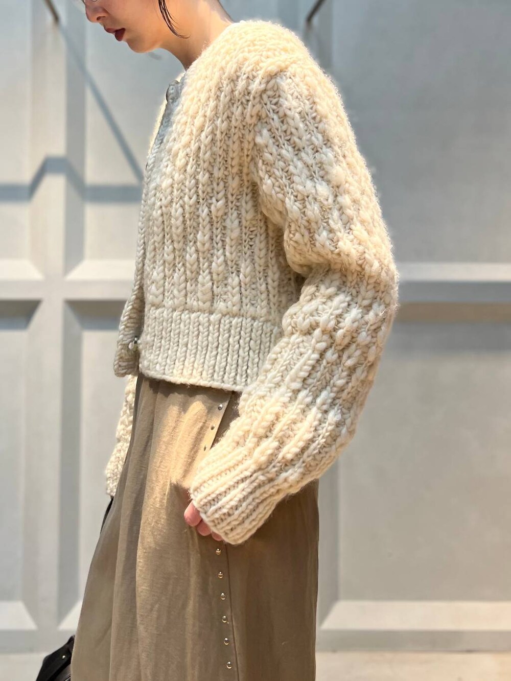 ホワイト系のTシャツ/カットソー、ホワイト系のカーディガン/ボレロ、ベージュ系のその他パンツを着用したレディースの冬コーディネートの5枚目の写真