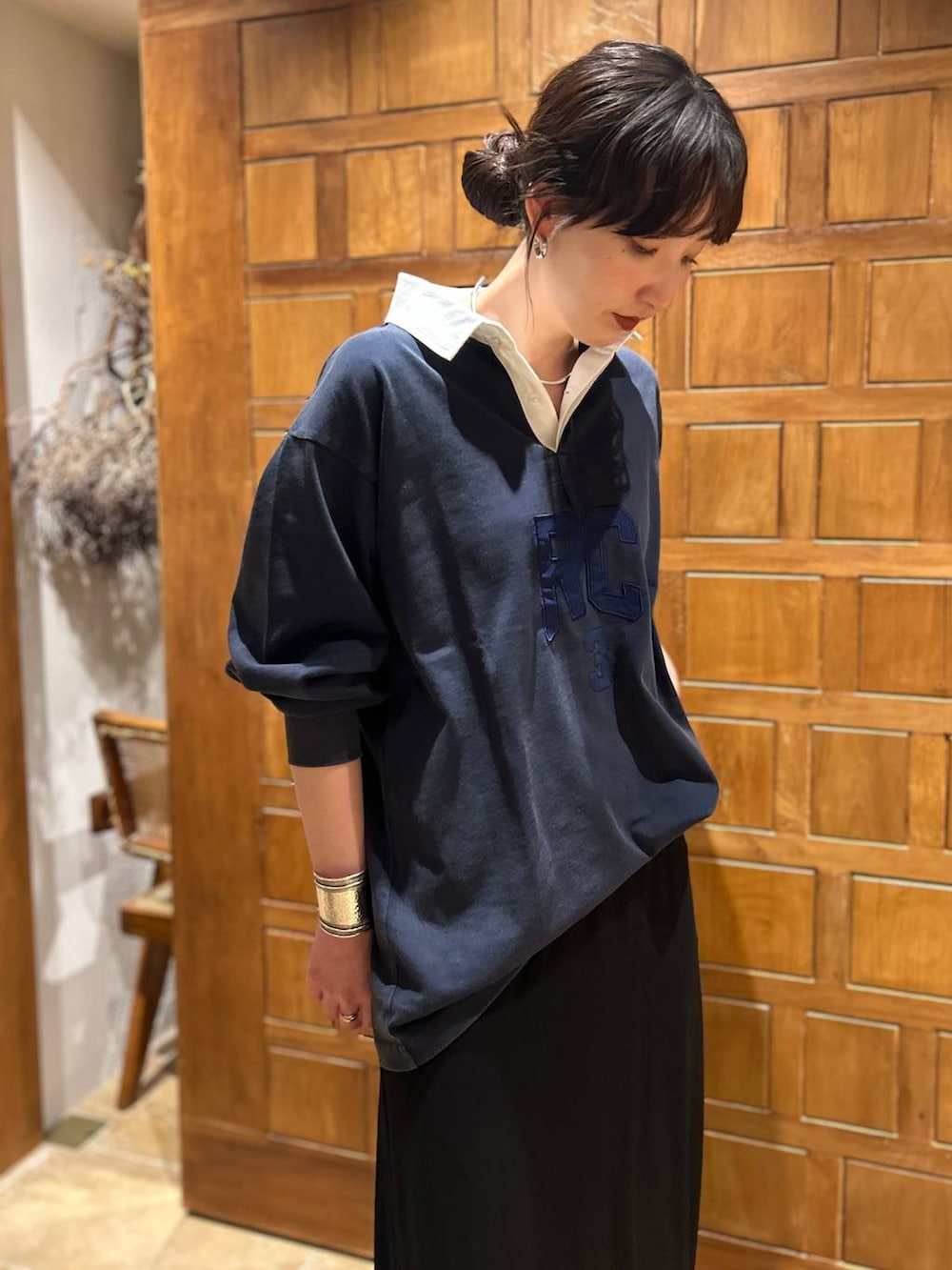 ブラック系のスカート、ブルー系のシャツ/ブラウス、ゴールド系のチョーカーを着用したレディースの春コーディネートの4枚目の写真