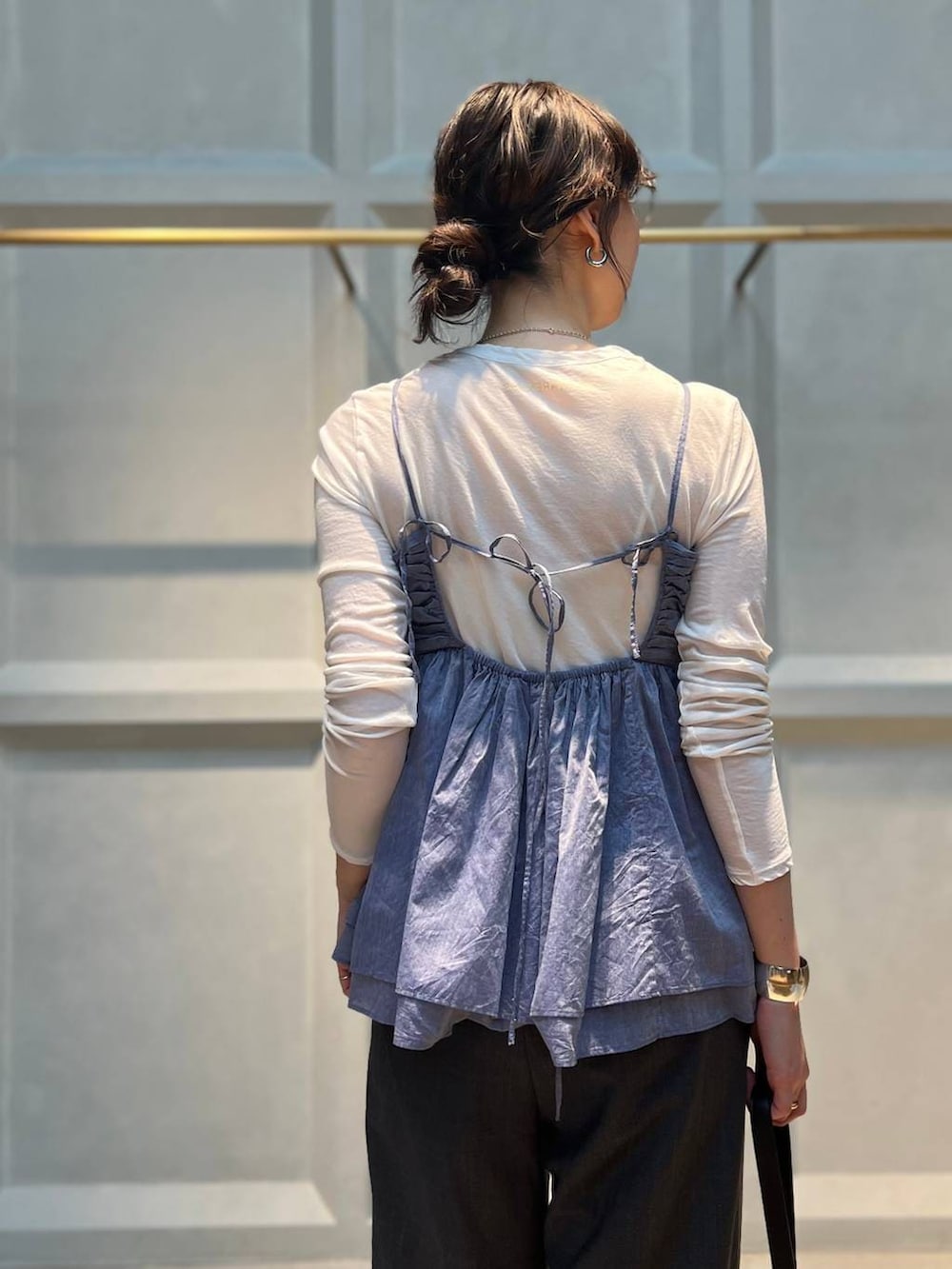 ホワイト系のTシャツ/カットソー、グレー系のその他パンツ、ブルー系のキャミソールを着用したレディースの春コーディネートの7枚目の写真