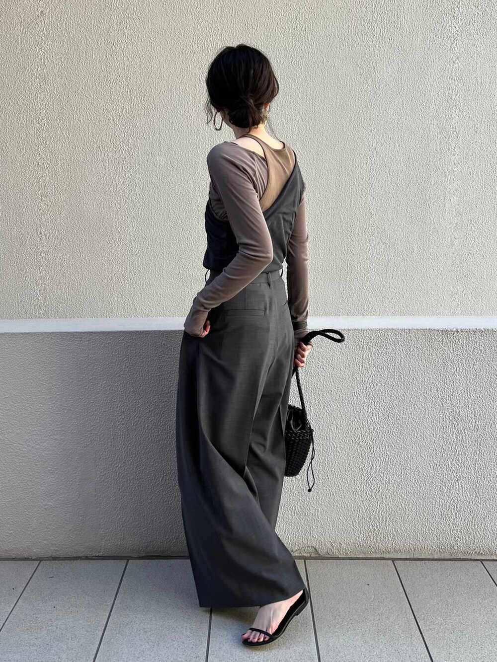 グレー系のその他パンツ、ブラウン系のタンクトップ、グレー系のTシャツ/カットソーを着用したレディースの春コーディネートの2枚目の写真