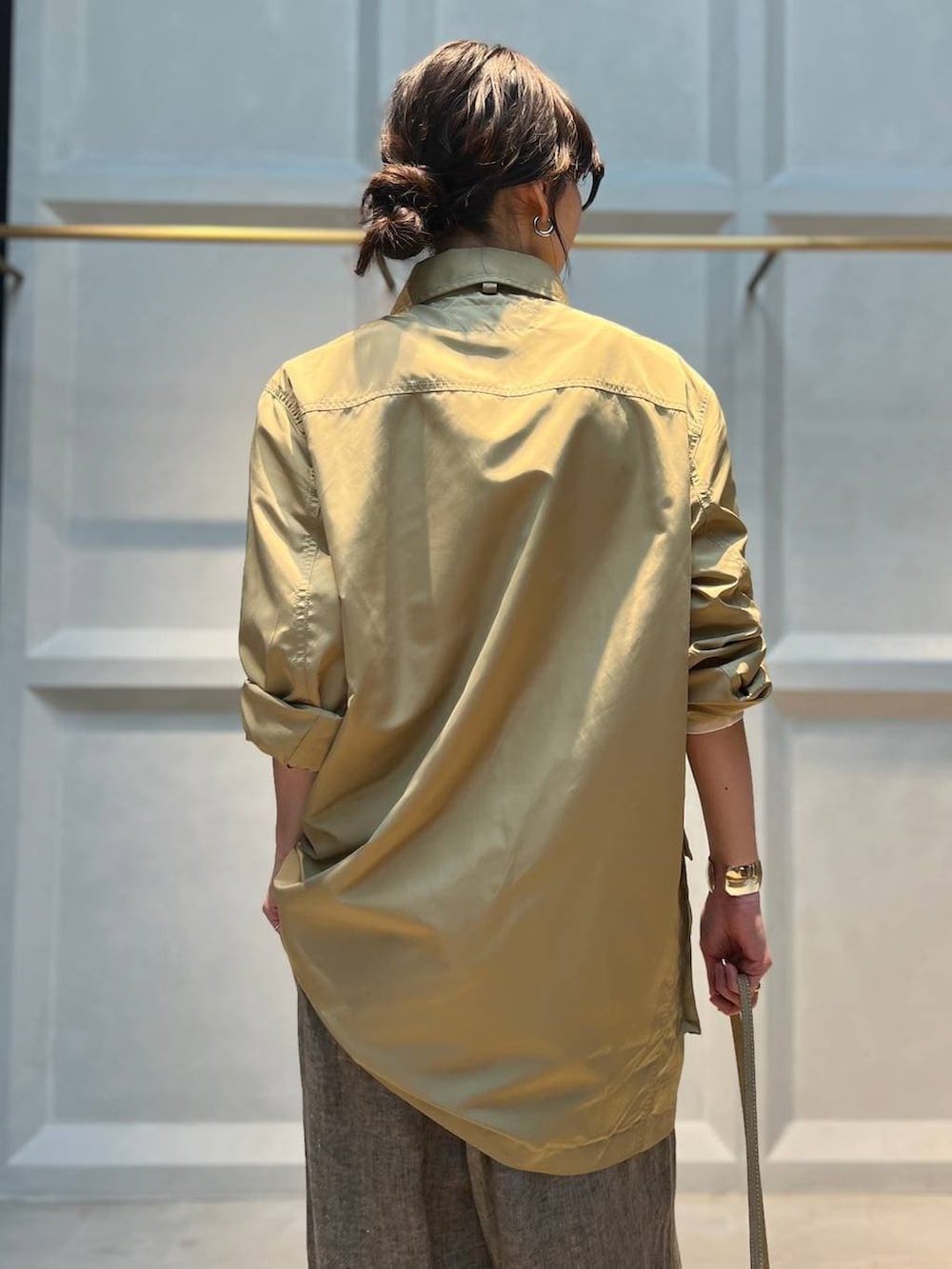 ホワイト系のTシャツ/カットソー、ベージュ系のその他パンツ、イエロー系のブルゾンを着用したレディースの春コーディネートの5枚目の写真