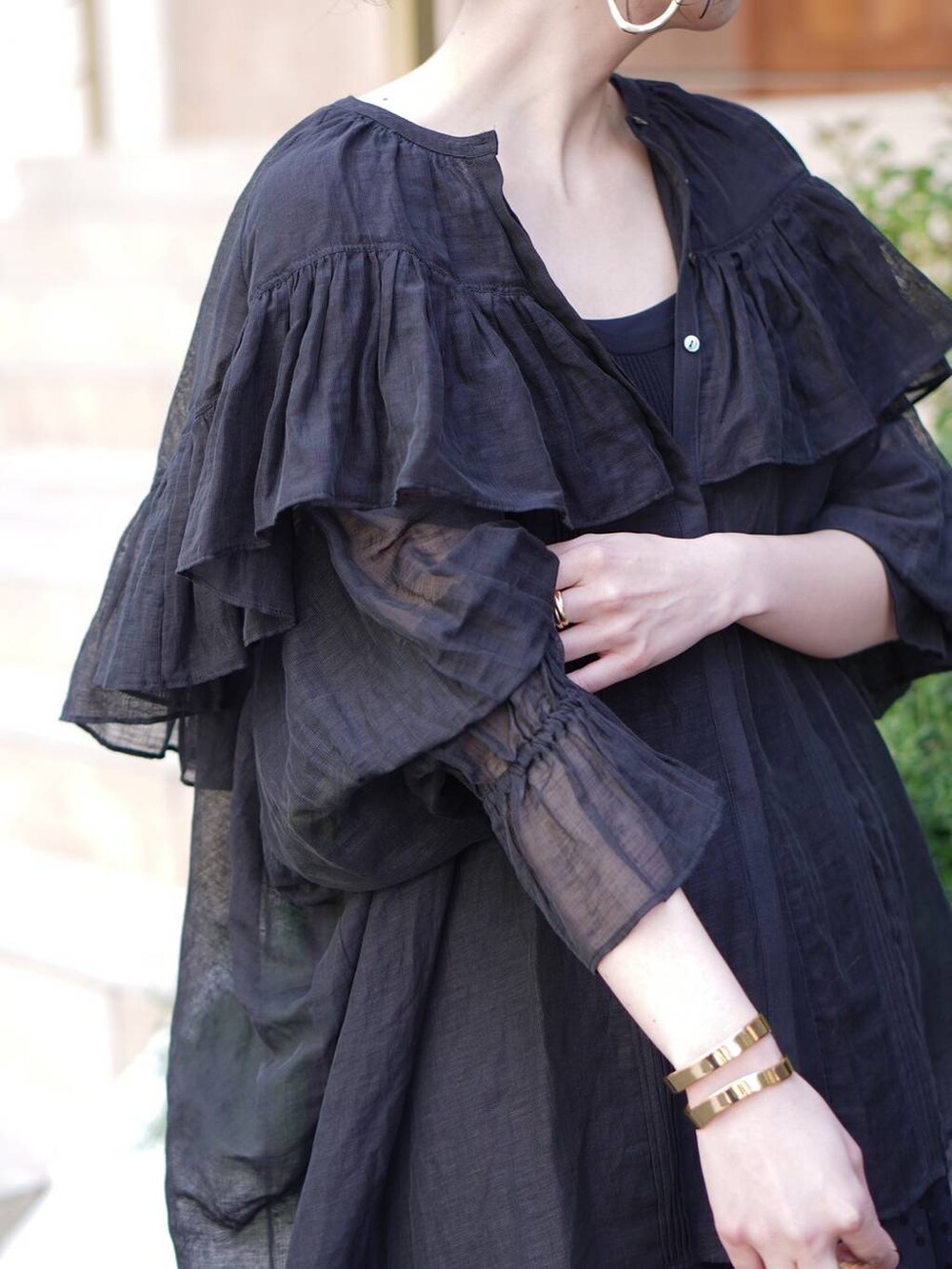 ブラック系のタンクトップ、ブラック系のその他パンツ、ブラック系のシャツ/ブラウスを着用したレディースの春コーディネートの6枚目の写真