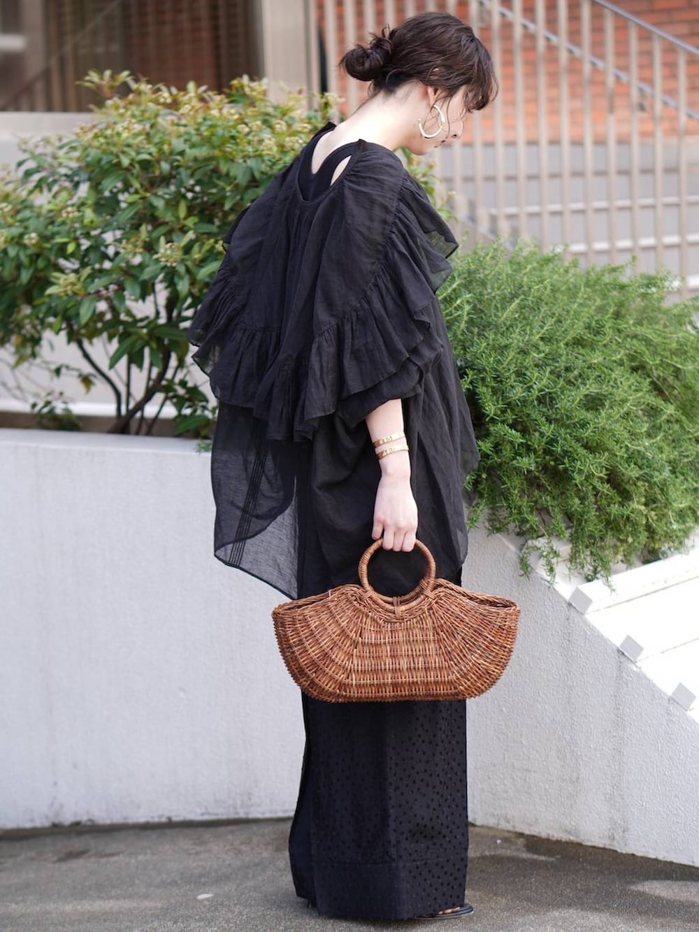 ブラック系のタンクトップ、ブラック系のその他パンツ、ブラック系のシャツ/ブラウスを着用したレディースの春コーディネートの2枚目の写真