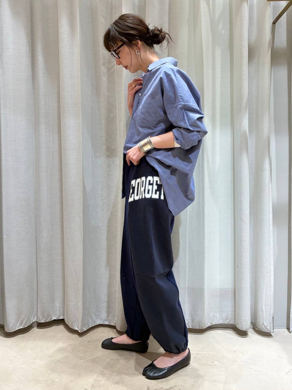 ブルー系のシャツ/ブラウス、ホワイト系のTシャツ/カットソー、シルバー系のバングル/リストバンドを着用したレディースの冬コーディネートの2枚目の写真