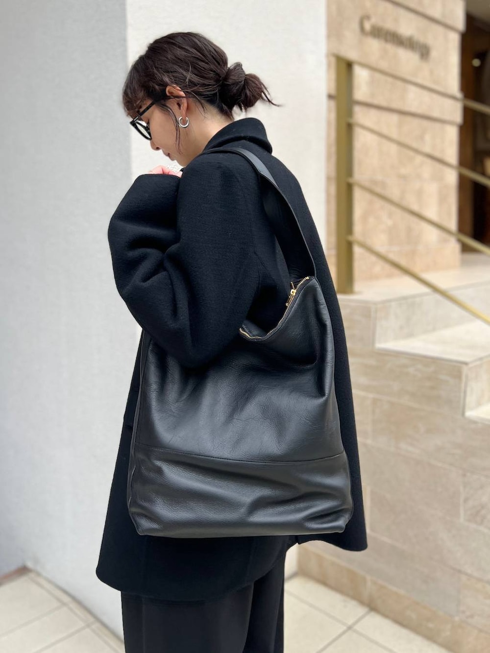 ブラック系のその他パンツ、ホワイト系のTシャツ/カットソー、グレー系のニット/セーターを着用したレディースの秋コーディネートの5枚目の写真