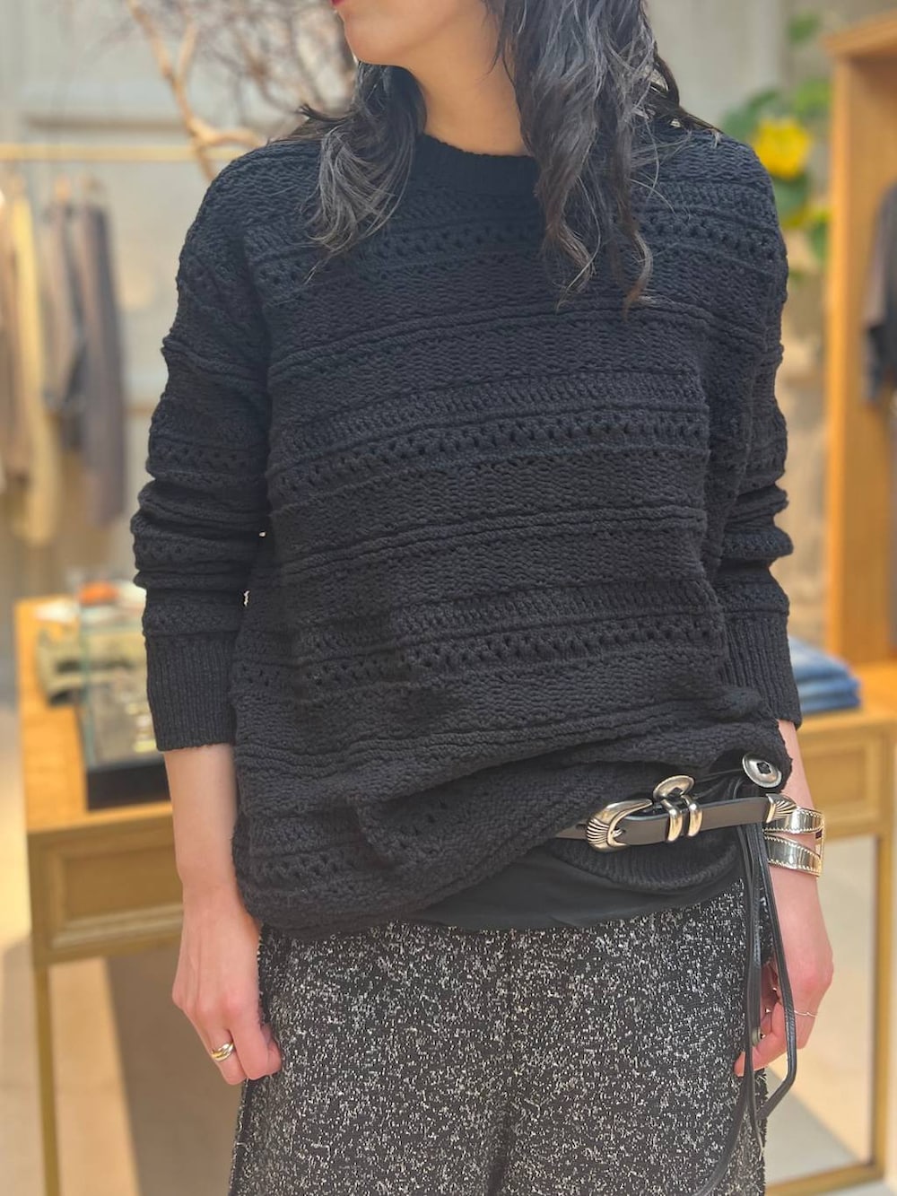 ブラック系のTシャツ/カットソー、ブラック系のニット/セーター、ブラック系のその他パンツを着用したレディースの冬コーディネートの5枚目の写真