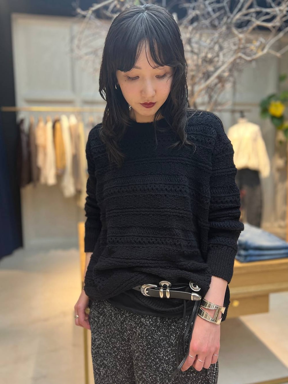 ブラック系のTシャツ/カットソー、ブラック系のニット/セーター、ブラック系のその他パンツを着用したレディースの冬コーディネートの4枚目の写真