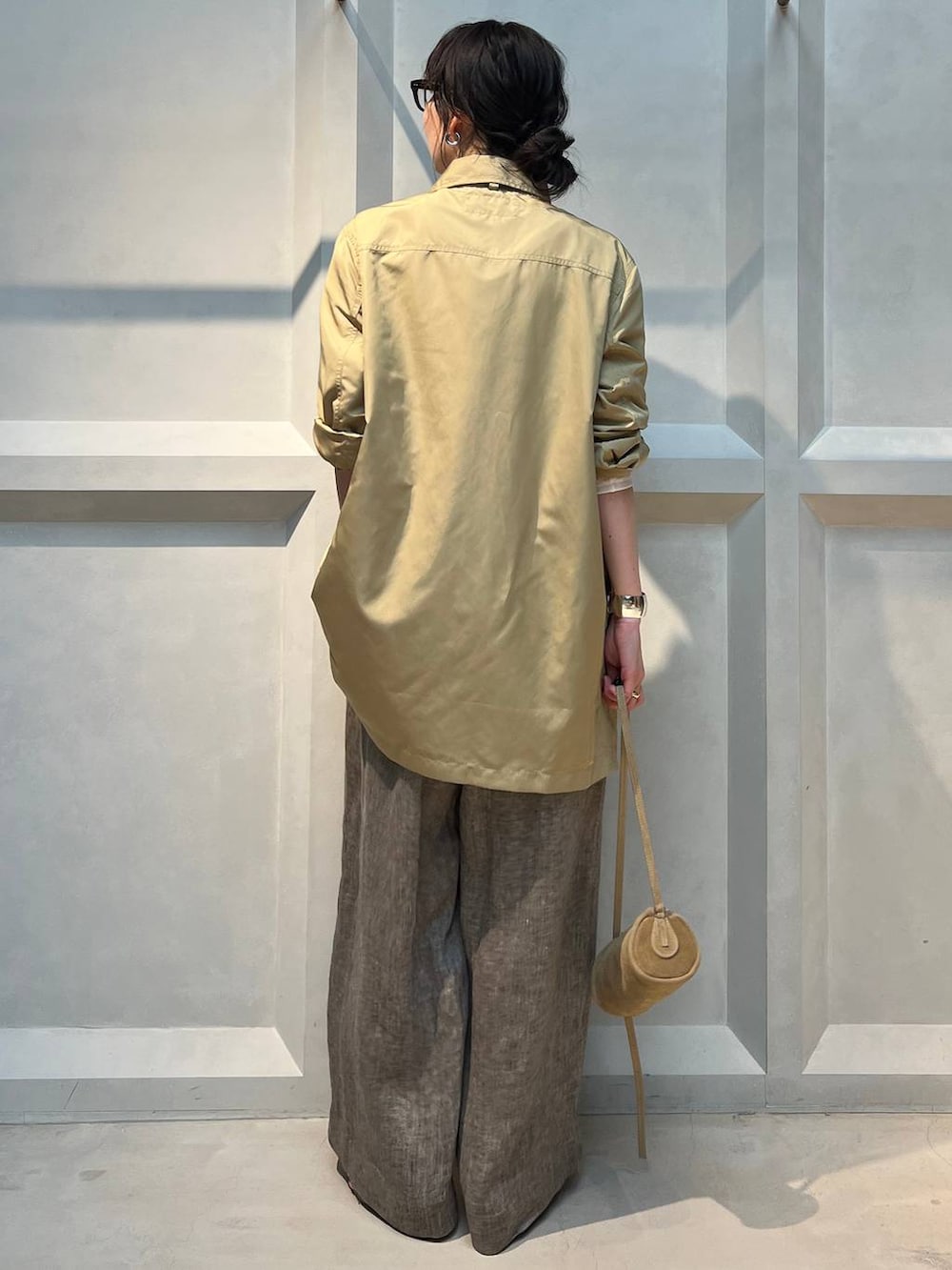 ホワイト系のTシャツ/カットソー、ベージュ系のその他パンツ、イエロー系のブルゾンを着用したレディースの春コーディネートの3枚目の写真