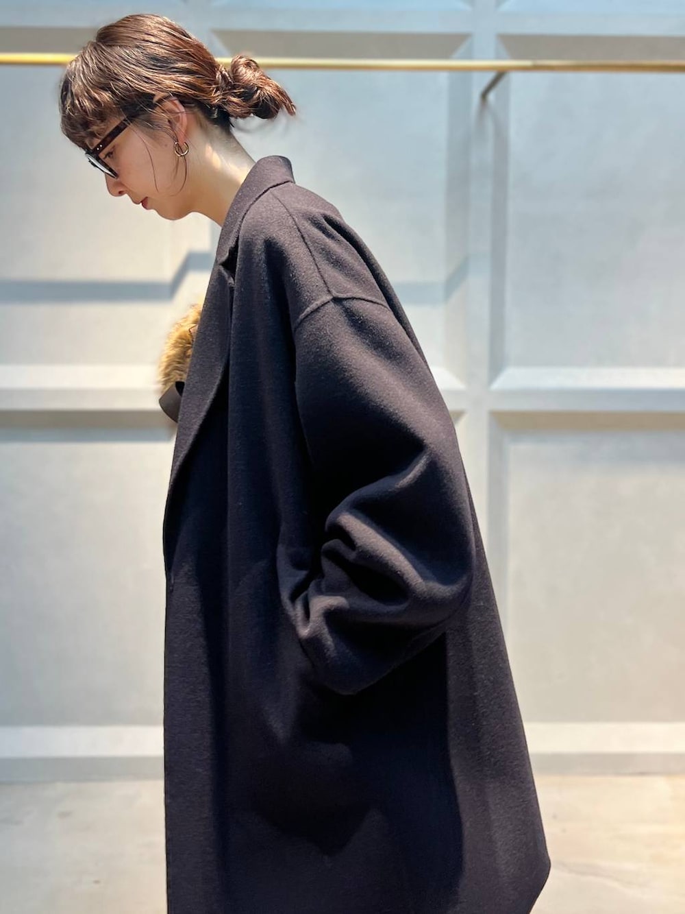 ホワイト系のTシャツ/カットソー、ブラウン系のその他パンツ、ブルー系のチェスターコートを着用したレディースの秋コーディネートの6枚目の写真